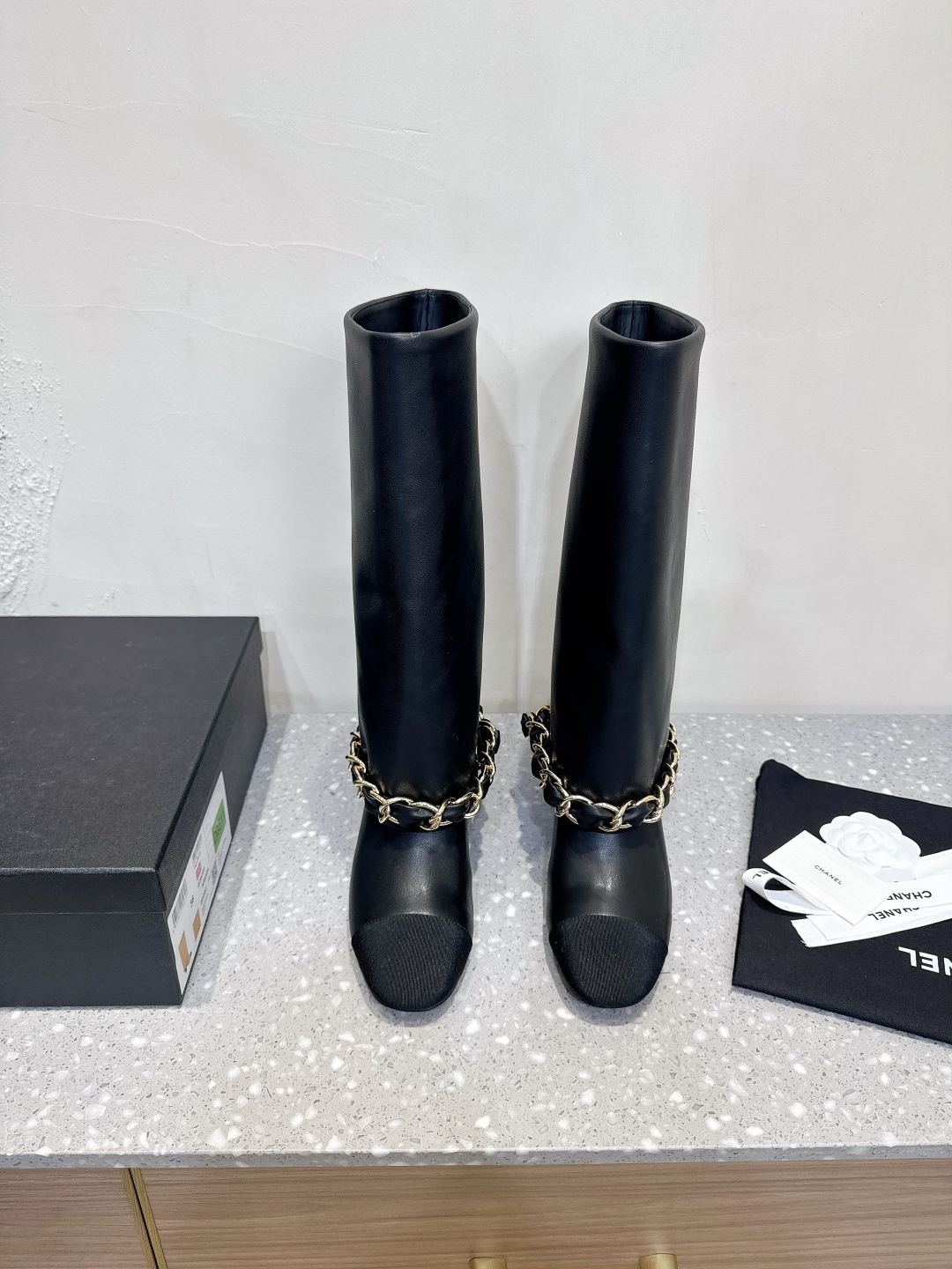 NO:493211,Chanel Xiaoxiang 25ss autumn and winter new style, large chain, color-blocking thick heels, trouser boots, the iconic large chain design makes the classic look beautiful!  The rough but exquisite metal chain surrounds the boots. The exquisite balance between hardness and softness is achieved, and the collision creates a very impactful fashion spark. When walking, the chain sways gently with the pace, making a pleasant sound, and every move shows chic and unrestrainedness. The clever design of the middle heel not only ensures the comfort of wearing. Whether it is matched with simple wide-leg pants to create a casual and atmospheric workplace style or match it, showing the playfulness of youthful vitality, or matching it with slim fit to interpret the casual and fashionable urban style, every step is on the aesthetic point. It is a 'hard product' that can be worn in the closet for ten years. The fabric is made of original imported cowhide, the inner foot pad lambskin, the sole is original customized Italian leather large sole  size35-39 (40.41 custom-made non-return and exchange), boots, chanel, boots, cowhide, sheepskin, Leather soles19860909Chanel 小香 25ss秋冬新款 大链条 拼色粗跟 裤管靴 标志性的大链条设计,把经典玩出花！ 粗旷却不失精致的金属链条环绕靴筒 在硬朗与柔美间达到精妙平衡 碰撞出极具冲击力的时尚火花. 行走时 链条随着步伐轻轻晃动 发出悦耳声响 举手投足间尽显潇洒不羁 . 中跟的巧妙设计 既保证了穿着的舒适度 无论是搭配简约的阔腿裤 营造随性大气的职场风格 还是与相配 展露青春活力的俏皮感 亦或是配上修身 演绎休闲时尚的都市风情, 每一步都踩在审美点上 是衣橱里能穿十年的“硬货” 面料采用原版进口牛皮 内里垫脚小羊皮 鞋底原版定制意大利真皮大底 size35-39（40.41定制不退换）,靴子,chanel,boots,cowhide,sheepskin,Leather soles,Women's Shoes