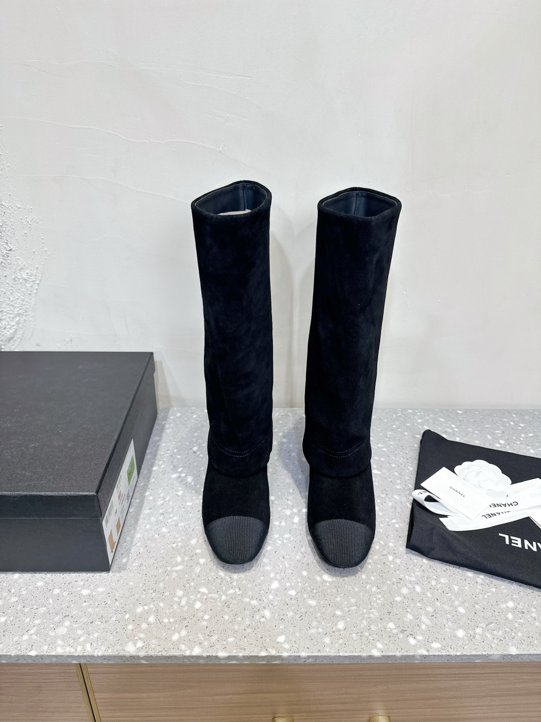 NO:493222,Chanel Xiaoxiang 25ss autumn and winter new style, thick heels, trouser boots, long boots, iconic large chain design, make the classic look beautiful!  The rough but exquisite metal chain surrounds the boots. The exquisite balance between hardness and softness is achieved, and the collision creates a very impactful fashion spark. When walking, the chain sways gently with the pace, making a pleasant sound, and every move is full of chic and unrestrained. The clever design of the middle heel not only ensures the comfort of wearing. Whether it is matched with simple wide-leg pants to create a casual and atmospheric workplace style or match it, showing the playfulness of youthful vitality, or matching it with slim fit to interpret the casual and fashionable urban style, every step is on the aesthetic point. It is a 'hard product' that can be worn in the closet for ten years. The fabric is made of original imported cowhide/cow back velvet, inner foot pad lambskin, original custom Italian leather sole  size35-39 (40.41 custom-made non-return and exchange), boots, chanel, boots, cowhide, sheepskin, Leather soles19860909Chanel 小香 25ss秋冬新款 粗跟 裤管靴 长靴 标志性的大链条设计,把经典玩出花！ 粗旷却不失精致的金属链条环绕靴筒 在硬朗与柔美间达到精妙平衡 碰撞出极具冲击力的时尚火花. 行走时 链条随着步伐轻轻晃动 发出悦耳声响 举手投足间尽显潇洒不羁 . 中跟的巧妙设计 既保证了穿着的舒适度 无论是搭配简约的阔腿裤 营造随性大气的职场风格 还是与相配 展露青春活力的俏皮感 亦或是配上修身 演绎休闲时尚的都市风情, 每一步都踩在审美点上 是衣橱里能穿十年的“硬货” 面料采用原版进口牛皮/牛反绒 内里垫脚小羊皮 鞋底原版定制意大利真皮大底 size35-39（40.41定制不退换）,靴子,chanel,boots,cowhide,sheepskin,Leather soles,Women's Shoes