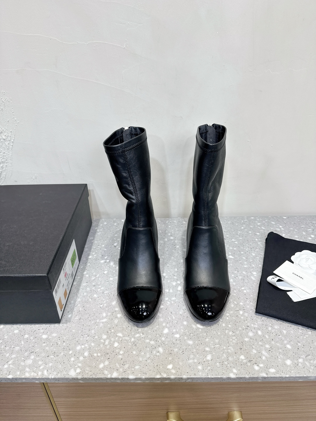 NO:493230,Chanel Xiaoxiang 25ss autumn and winter new double C pearl heel elastic boots appeared on Milan's fashionable catwalk and was successfully promoted to a trendy dream boot. The classic double C logo combined with the giant pearl heel design is simple and atmospheric and fully demonstrates the brand style. Any shot is very good. The giant pearl heel is a masterpiece. The breakthrough design not only adds a luxurious and romantic atmosphere to the whole, but also makes every step feel like stepping on the clouds and full of dreaminess. The upper is made of high-quality elastic material, which perfectly fits the lines of the calf, modifys the legs, makes the legs look straight and slender, and is easy to put on and take off, and there is no sense of restraint when walking. From the streets of a bustling city, it can be easily adapted from the party scene. The fabric is made of original imported elastic leather, inner foot pad sheepskin, original customized Italian leather sole  size35-39 (40.41 custom-made non-return and exchange), boots, chanel, boots, sheepskin, Leather soles19860909Chanel 小香 25ss秋冬新款 双C 珍珠跟 弹力靴 在米兰时尚的T台上 亮相便艳惊四座 成功晋升为潮流人士的梦中情靴 . 经典的双C标志与巨型珍珠跟设计相结合 简洁大气又尽显品牌格调 随便一拍都很出片. 那巨型珍珠鞋跟更是神来之笔 突破常规的设计 不仅为整体增添了奢华浪漫的氛围 还让每一步都仿佛踩在云端 充满梦幻感. 鞋面采用高品质弹力材质 能完美贴合小腿线条 修饰腿型 让双腿看起来笔直修长  而且穿脱方便 行走时也不会有束缚感. 从繁华都市的街头 派对的现场 它都能轻松适配 面料采用原版进口弹力皮 内里垫脚羊皮 鞋底原版定制意大利真皮大底 size35-39（40.41定制不退换）,靴子,chanel,boots,sheepskin,Leather soles,Women's Shoes