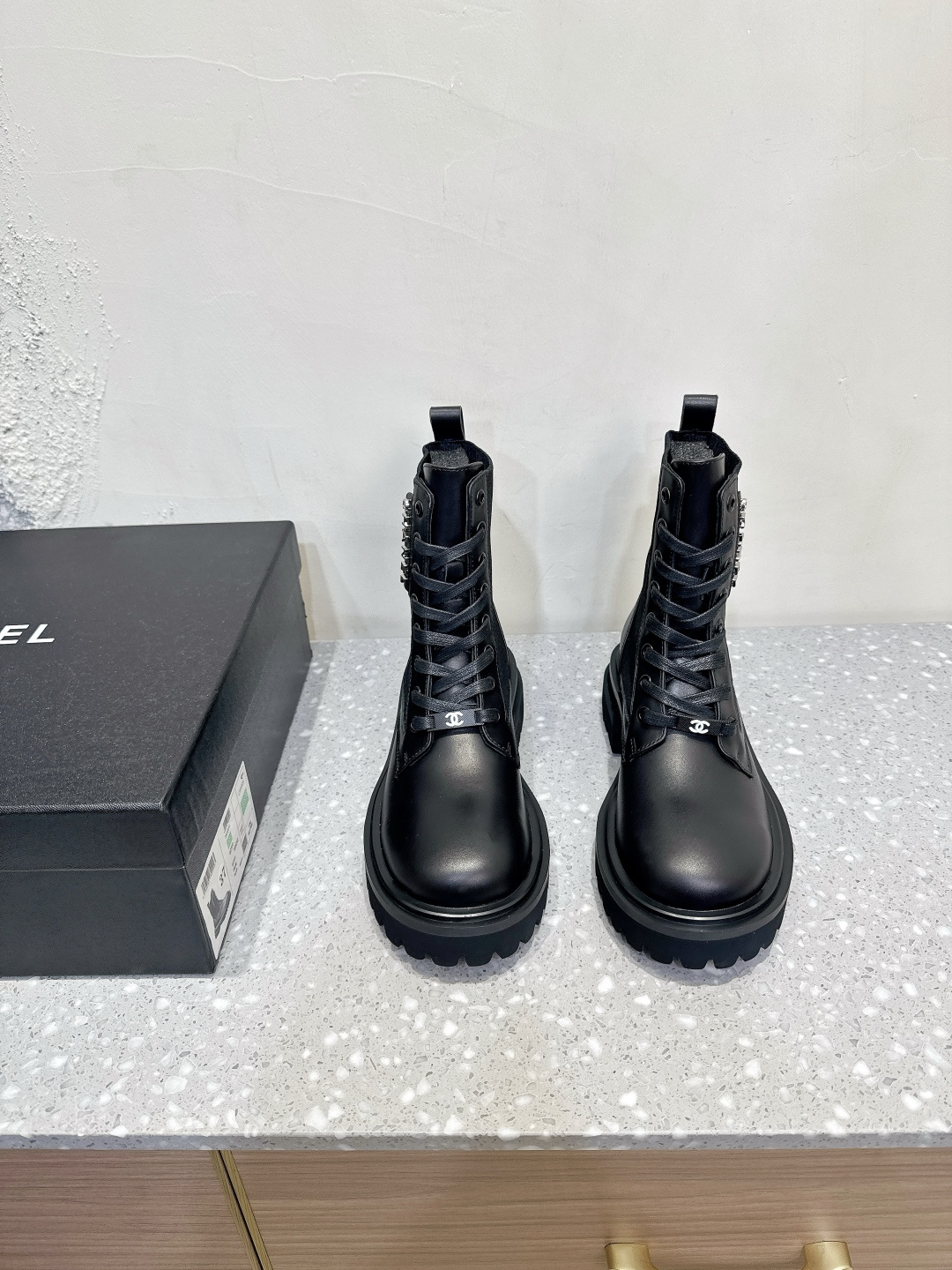 Chanel Xiaoxiang 25ss nuevas botas cortas rectas con cordones de otoño e invierno. Esta bota de cuero captura un estilo…