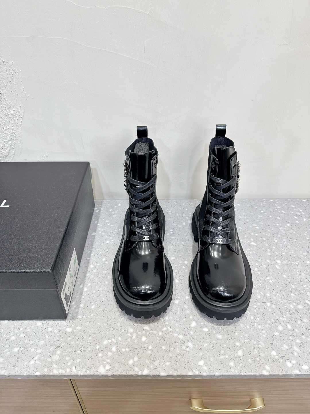 NO:498243,Chanel Xiaoxiang 25ss autumn and winter new style, lace-up straight boots, this leather boot takes a simple aesthetic style, interprets the essence of contemporary design, and shapes a rich and three-dimensional silhouette. The smooth configuration and metal engraving logo show a distinct personality. The upper uses original imported calfskin, inner footbed sheepskin, original customized foam rubber outsole, size 35-39 (40.41 customized, non-return and exchange), boots, chanel, boots, cowhide, sheepskin19860909Chanel 小香25ss秋冬新款 系带 直筒 短靴 这款皮革靴撷取简约美学风格,诠释当代设计精髓,塑就丰盈立体的廓形.流畅构型与金属刻字徽标彰显鲜明个性. 鞋面采用原版进口小牛皮 内里垫脚羊皮 鞋底原版定制发泡橡胶大底 码数35-39（40.41定制不退换）,靴子,chanel,boots,cowhide,sheepskin,Women's Shoes