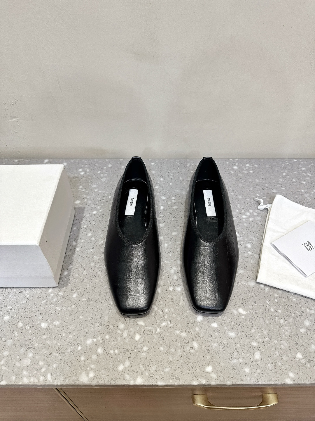 NO:498251,Toteme niche trendy brand 25ss new square toe mules imported calfskin high-end and comfortable, with goddess skirts, square toe design dinner series exclusive. The lookbook throughout the season completely hits me, simple and without losing details, easy to wear without tiring your feet, the upper is made of original imported calfskin/suede, inner foot pad sheepskin, original custom Italian leather sole Size35-41 (40.41 custom made without return), loafers, loafers, skirts, cowhide, sheepskin, chamois leather, Leather soles19860909Toteme 小众潮牌 25ss新款 方头 穆勒鞋 进口小牛皮高级舒适,配女神们的半身裙,方头的设计晚宴系列专属 贯穿整季lookbook完全戳中我,简单又不失细节,好穿不累脚, 鞋面采用原版进口小牛皮/麂皮 内里垫脚羊皮 鞋底原版定制意大利真皮大底 Size35-41（40.41订做不退换）,乐福鞋,loafers,skirts,cowhide,sheepskin,chamois leather,Leather soles,Women's Shoes