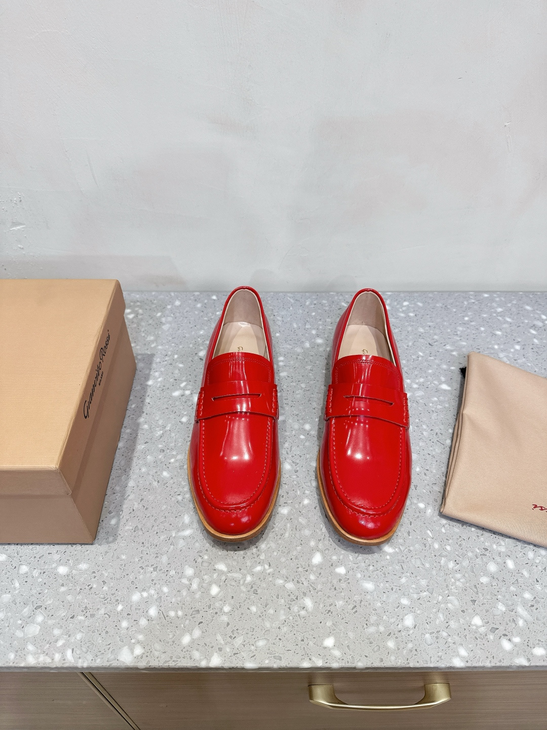 NO:498258,Gianvito Rossi niche trendy brand 25ss spring and summer new loafers single shoes very comfortable and soft on the feet. Xiaohongshu ins recommended by major bloggers!  The fabric is made of original imported cowhide beads, inner footbed sheepskin, original custom Italian leather sole, Size34-42 (34 40 41 42 custom made without return), loafers, loafers, cowhide, sheepskin, Leather soles19860909Gianvito Rossi 小众潮牌 25ss春夏新款 乐福鞋 单鞋 上脚非常舒适柔软 小红书 ins 各大博主推荐！ 面料采用原版进口牛皮开边珠 内里垫脚绵羊皮 鞋底原版定制意大利真皮大底 Size34-42（34 40 41 42定做不退换）,乐福鞋,loafers,cowhide,sheepskin,Leather soles,Women's Shoes