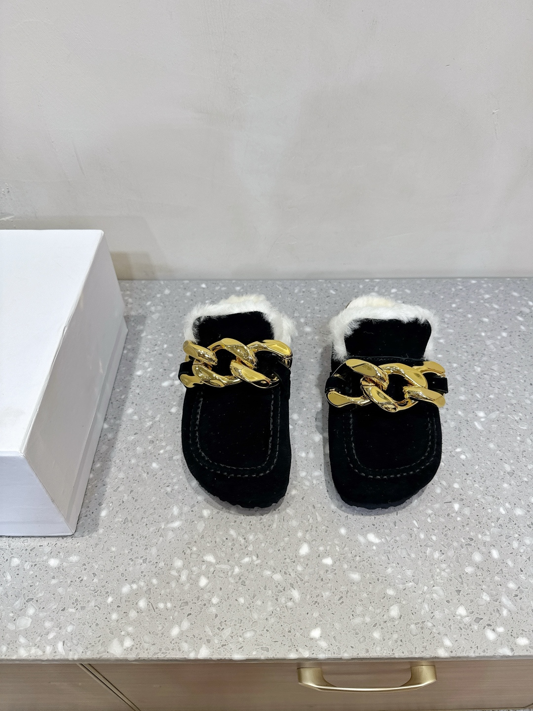 NO:498242,JW Anderson Niche trendy brand 25ss autumn and winter new style Big gold chain Mahogany dragging has changed the weather, the season has changed, the weather is getting colder, add fur slippers at the request of babies, and put on a new sheep curly dragging. Not bad, warm and cute, both indoor and outdoor, wear it. The upper is made of original imported suede, inner foot mat wool, outsole original customized cork rubber outsole Size35-40 (40 custom made without return or exchange), semi-drag fur shoes, slippers, chamois leather19860909JW Anderson 小众潮牌 25ss秋冬新款 大金链子 毛毛拖 变天啦 换季啦 天气逐渐变冷 应宝宝们要求加做毛拖鞋 上新一款羊卷毛拖 还不错哦 保暖又可爱 室内室外都 穿哦 鞋面采用原版进口麂皮 内里垫脚羊毛 大底原版定制软木橡胶大底 Size35-40（40订做不退换）,半拖毛毛鞋,slippers,chamois leather,Women's Shoes