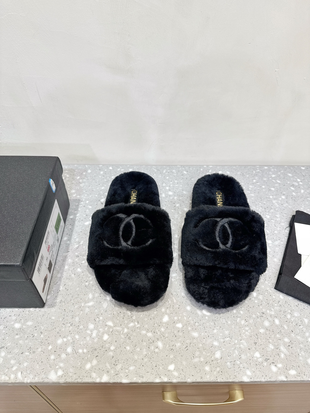 Chanel Xiaoxiang 25ss nuevas zapatillas de piel doble C estilo otoño e invierno. Estas pantuflas de piel son realmente …