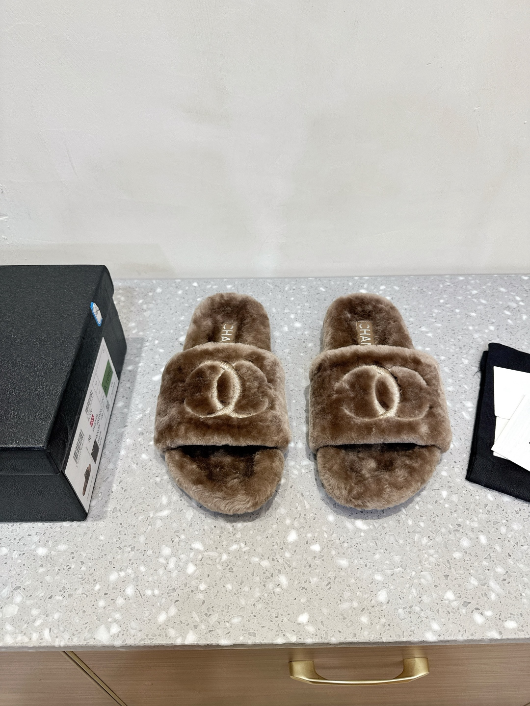 NO:498236,Chanel Xiaoxiang 25ss autumn and winter new style, double C fur slippers This fur slippers is really cute~ Soft and fluffy fur, comfortable and warm feet! Increase height to make your legs look longer! Fall and winter socks are casual and lazy. The feet are really beautiful and fashionable! Beautiful and beautiful! The upper is made of original imported wool, inner foot pad wool, original customized rubber sole, Size35-39 (40.41 custom-made without return and exchange), fur shoes, chanel, slippers, socks19860909Chanel 小香 25ss秋冬新款 双C 毛毛拖鞋 这款毛拖真的是真太可爱了～ 柔软蓬松的毛毛,舒服暖脚! 增高显腿长! 秋冬搭配袜子休闲又慵懒 上脚真的好看又时髦!美腻美爆了! 鞋面采用原版进口羊毛 内里垫脚羊毛 鞋底原版定制橡胶大底 Size35-39（40.41定制不退换）,毛毛鞋拖鞋,chanel,slippers,socks,Women's Shoes
