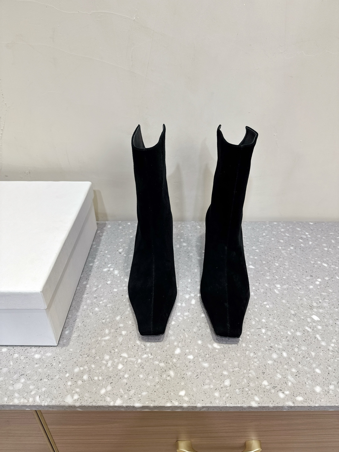 NO:498273,Khaite Niche trendy brand 25ss autumn and winter new style High heels pointed toe short boots A and cool may not necessarily kill men, but must kill women The shoe shape is slender and fashionable, with a slight accumulation of super thin legs. The goddess's versatile leg slim leg boots can easily wear fashionable long legs. The upper uses original imported sheepskin Yangjing inner foot pad sheepskin sole original Italian imported leather sole Size35-39 (40.41 custom made without return), boots, boots, sheepskin, sheep, Leather soles19860909Khaite 小众潮牌 25ss秋冬新款 高跟 尖头 短靴 又A又飒不一定斩男,但一定斩女 鞋型纤细又时髦,微微的堆积感超显腿细 女神的百搭瘦腿靴,轻松穿出时尚大长腿 鞋面采用原版进口羊皮羊京  内里垫脚羊皮 鞋底原版意大利进口真皮大底 Size35-39（40.41订做不退换）,靴子,boots,sheepskin,sheep,Leather soles,Women's Shoes