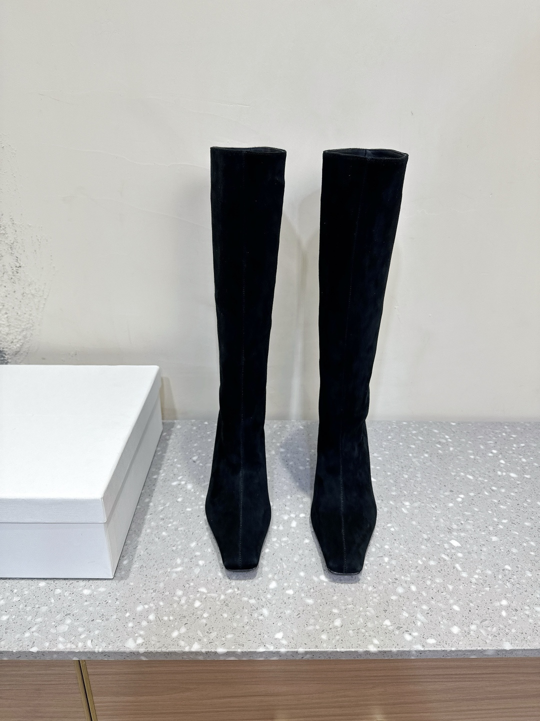 NO:498071,Khaite Niche trendy brand 25ss autumn and winter new style High heels pointed toe boots A and cool may not necessarily kill men, but must kill women The shoe shape is slender and fashionable, with a slight accumulation of super thin legs. The goddess's versatile leg slim leg boots can easily wear fashionable long legs. The upper uses original imported sheepskin Yangjing inner foot pad sheepskin sole original Italian imported leather sole Size35-39 (40.41 custom made without return or exchange), boots, boots, sheepskin, sheep, Leather soles19860909Khaite 小众潮牌 25ss秋冬新款 高跟 尖头 长靴 又A又飒不一定斩男,但一定斩女 鞋型纤细又时髦,微微的堆积感超显腿细 女神的百搭瘦腿靴,轻松穿出时尚大长腿 鞋面采用原版进口羊皮羊京  内里垫脚羊皮 鞋底原版意大利进口真皮大底 Size35-39（40.41订做不退换）,靴子,boots,sheepskin,sheep,Leather soles,Women's Shoes