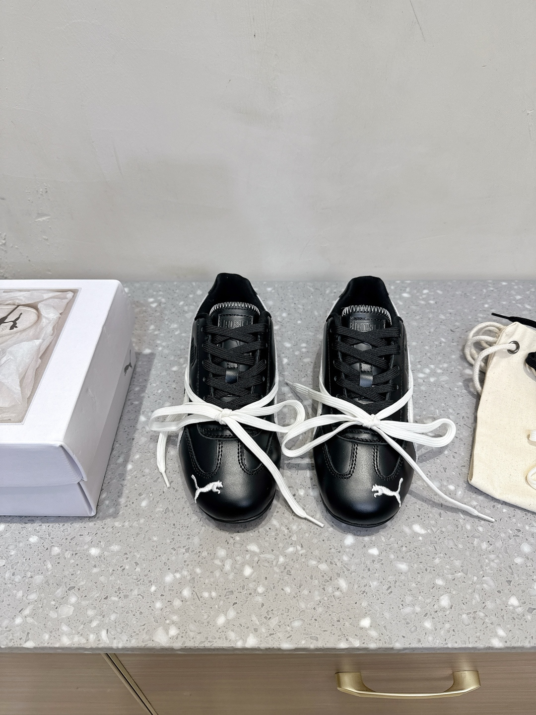 NO:498213,G260 Rose x Puma 25ss autumn and winter joint model, thin sole, racing moral training, pair of shoelaces, casual shoes, fusion of ROSE's innate charm and sporty style, pushes the classic and calm daily sports aesthetics to a new realm, adding creative bow tie ties to show playfulness and agility. The perfect fusion of fashion and sports is undoubtedly a passionate collision between fashion and sports!  This unique fashion vision and Puma's sports tradition perfectly combine, bringing you an unprecedented sense of luxury, which is simply amazing!  The upper is made of original imported mixed-bred sheepskin, inner foot padded sheepskin, original customized rubber outsole, size 35-40 (40 custom made without return or exchange), casual shoes/sports shoes, sneakers, sheepskin19860909G260 Rose x Puma 彪马 25ss秋冬联名款 薄底 赛车德训 双鞋带 休闲鞋 融合了ROSE与生俱来的率性魅力与运动型格将经典从容的日常运动美学推向全新境界,增设创意蝴蝶结绑带尽显俏皮灵动,时尚与运动的完美融合,无疑是一次时尚与运动的激情碰撞！ 这个独特 的时尚视野与彪马的运动传统完美结合,为您带来前所未 高级感满满,简直不要太赞！ 鞋面采用原版进口混种羊皮 内里垫脚羊皮 鞋底原版定制橡胶大底 码数35-40（40定做不退换）,休闲鞋/运动鞋,sneakers,sheepskin,Women's Shoes