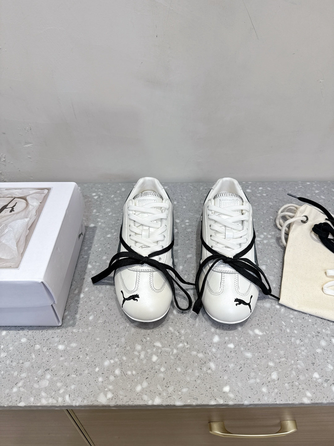 NO:498210,G260 Rose x Puma 25ss autumn and winter joint model, thin sole, racing moral training, pair of shoelaces, casual shoes, fusion of ROSE's innate charm and sporty style, pushes the classic and calm daily sports aesthetics to a new realm, adding creative bow tie ties to show playfulness and agility. The perfect fusion of fashion and sports is undoubtedly a passionate collision between fashion and sports!  This unique fashion vision and Puma's sports tradition perfectly combine, bringing you an unprecedented sense of luxury, which is simply amazing!  The upper is made of original imported mixed-bred sheepskin, inner foot padded sheepskin, original customized rubber outsole, size 35-40 (40 custom made without return or exchange), casual shoes/sports shoes, sneakers, sheepskin19860909G260 Rose x Puma 彪马 25ss秋冬联名款 薄底 赛车德训 双鞋带 休闲鞋 融合了ROSE与生俱来的率性魅力与运动型格将经典从容的日常运动美学推向全新境界,增设创意蝴蝶结绑带尽显俏皮灵动,时尚与运动的完美融合,无疑是一次时尚与运动的激情碰撞！ 这个独特 的时尚视野与彪马的运动传统完美结合,为您带来前所未 高级感满满,简直不要太赞！ 鞋面采用原版进口混种羊皮 内里垫脚羊皮 鞋底原版定制橡胶大底 码数35-40（40订做不退换）,休闲鞋/运动鞋,sneakers,sheepskin,Women's Shoes