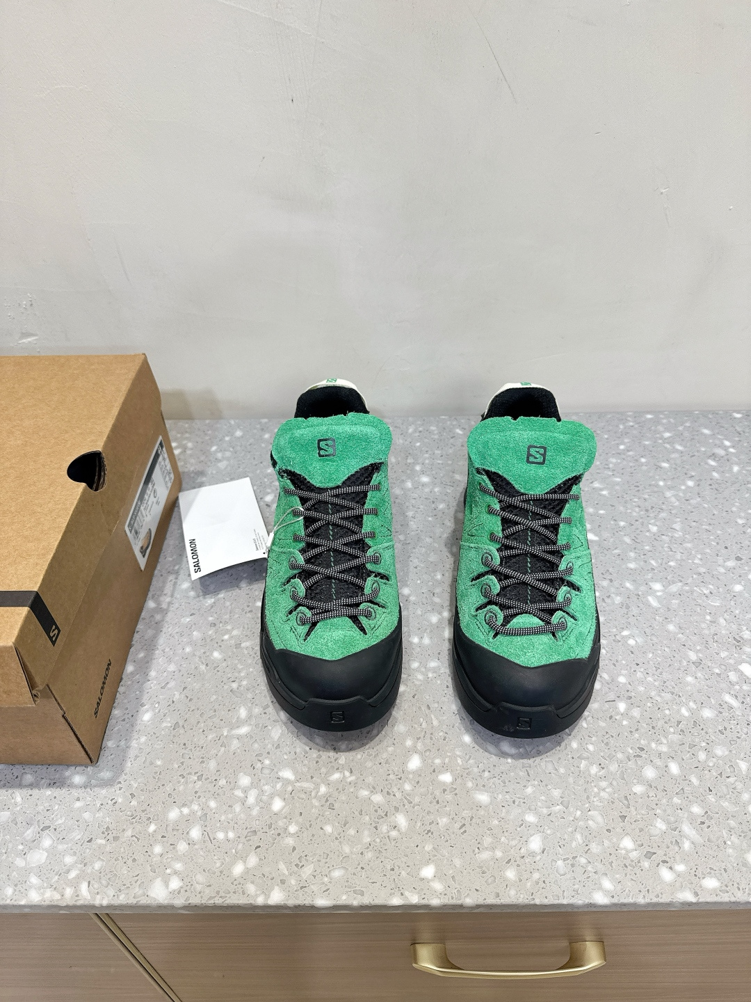 NO:498036,G279 SALOMON XT WHISPER Salomon Outdoor Casual Sports Shoes Original Purchase and Development Made Production A new interpretation focuses on its aerodynamic appearance, with the iconic white and cream color bringing urban style. The other pair is made of pure black to highlight the textured details. The iconic sneakers are refined into a new urban classic, bringing a quiet atmosphere to SALOMON. The fabric is made of original imported cowhide/breathable mesh, inner footbed breathable mesh, original custom anti-slip rubber outsole Size35-44 (women's size 40, men's 45 custom-made without return), casual shoes/sneakers, cowhide19860909G279 SALOMON XT WHISPER 萨洛蒙户外 休闲 运动鞋 原版购入开发 做货 全新演绎的专注于其空气动力学的外观上,标志性白色与奶油色带来都市风格. 另一双则以纯粹的黑色打造,突出富质感的细节,标志性运动鞋被提炼为新的都市经典 为 SALOMON带来静谧气息 面料采用原版进口牛皮/透气网面 内里垫脚透气网 鞋底原版定制防滑橡胶大底 Size35-44(女码40,男款45订做不退换),休闲鞋/运动鞋,sneakers,cowhide,Women's Shoes