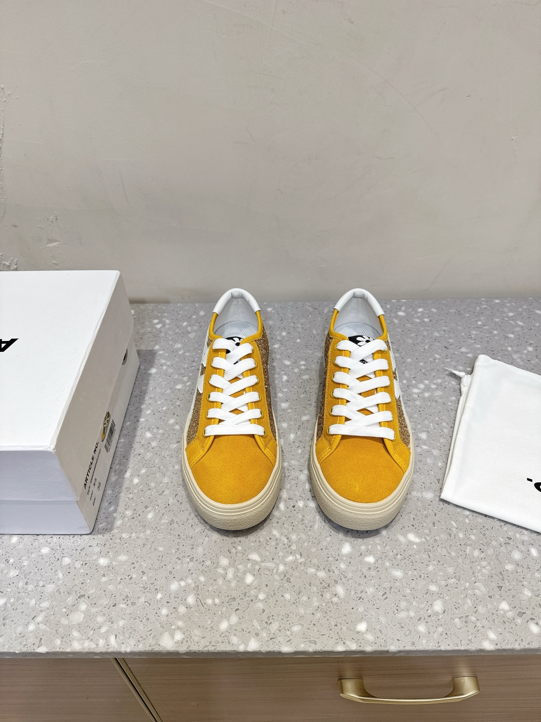 NO:498048,G063 ARTICLE NO. Niche brand Gritt Thick Sole Casual Original Purchase and Development Make Production SILVER LAKE The thin sole name comes from the SILVER LAKE block of Los Angeles cleverly integrates American street culture into shoe design SILVER LAKE block is a pilgrimage place for countless artists around the world. Designers and fashion enthusiasts are famous for their unique street culture and artistic atmosphere. SILVER LAKE thin sole blends the classic vulcanization craftsmanship and futuristic design of street art. The side is matched with the brand WAVE pattern logo, which is adapted to a variety of outfits. It is an innovative work that interprets trends and classics. Deliver exquisite packaging. The fabric is imported from original imported Gritt/cowhide. Inner footbed sheepskin. Original custom anti-slip rubber sole.  Size: 35-39 (40 custom made without return), casual shoes/sports shoes, louis vuitton, sneakers, cowhide, sheepskin19860909G063 ARTICLE NO.小众品牌 格利特 厚底 休闲  原版购入开发 做货 SILVER LAKE 薄底名字源自洛杉矶SILVER LAKE街区将美式街头文化巧妙融入鞋履设计 SILVER LAKE街区是全球无数艺术家 设计师和时尚爱好者的朝圣之地以其独特的街头文化和艺术氛围闻名SILVER LAKE薄底融合街头艺术经典硫化工艺与未来感设计 侧面搭配品牌WAVE图案标识,适配多样穿搭是诠释潮流与经典的革新之作 配送精美包装 面料采用原版进口格利特/牛皮 内里垫脚羊皮 鞋底原版定制防滑橡胶大底 Size:35-39（40定做不退换）,休闲鞋/运动鞋,louis vuitton,sneakers,cowhide,sheepskin,Women's Shoes