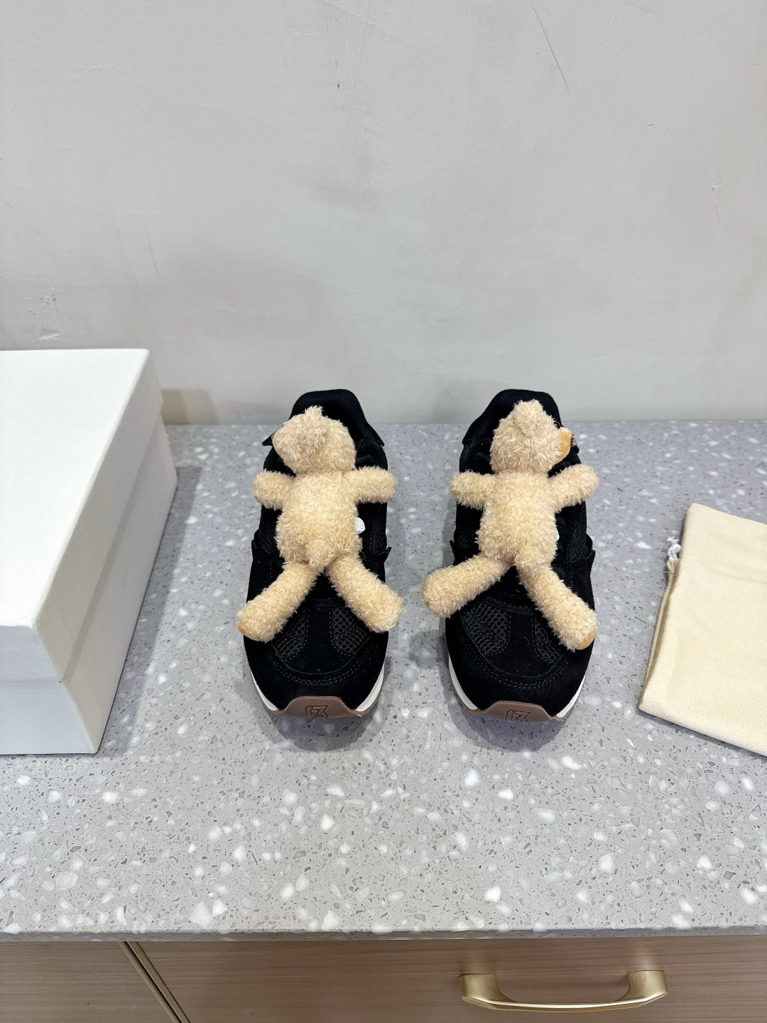 NO:498060,G282 13DEMARZO niche trendy brand 26ss early spring new style Bear casual shoes Sports shoes can be matched with bears Soft and cute little bears are fixed with elastic buttons (very firm and not easy to fall off) Spliced ​​upper surface Black will be more dirt-resistant and better care for wide shoelace design The overall texture is full of rubber sole Wear-resistant and non-slip style is also very suitable for various combinations of daily life Casual and comfortable Original full packaging The fabric uses original imported cashmere bear accessories/Niujing Inner footbed breathable net Outsole Original customized foam rubber combination sole Size35-39 (40 customization without return and exchange), casual shoes/sneakers, sneakers19860909G282 13DEMARZO 小众潮牌 26ss早春新款 小熊 休闲鞋 运动鞋 和小熊居然也能搭配到了一起 软萌可爱的小熊通过弹力纽扣固定(很牢固 不易脱落) 拼接的帮面 黑色会更耐脏也更好打理宽鞋带设计整体质感十足 橡胶鞋底 耐磨防滑 造型也很适合日常生活的各种搭配 休闲又舒适 原版全套包装 面料采用原版进口羊绒小熊饰件/牛京 内里垫脚透气网 大底原版定制发泡橡胶组合大底 Size35-39（40定制不退换）,休闲鞋/运动鞋,sneakers,Women's Shoes