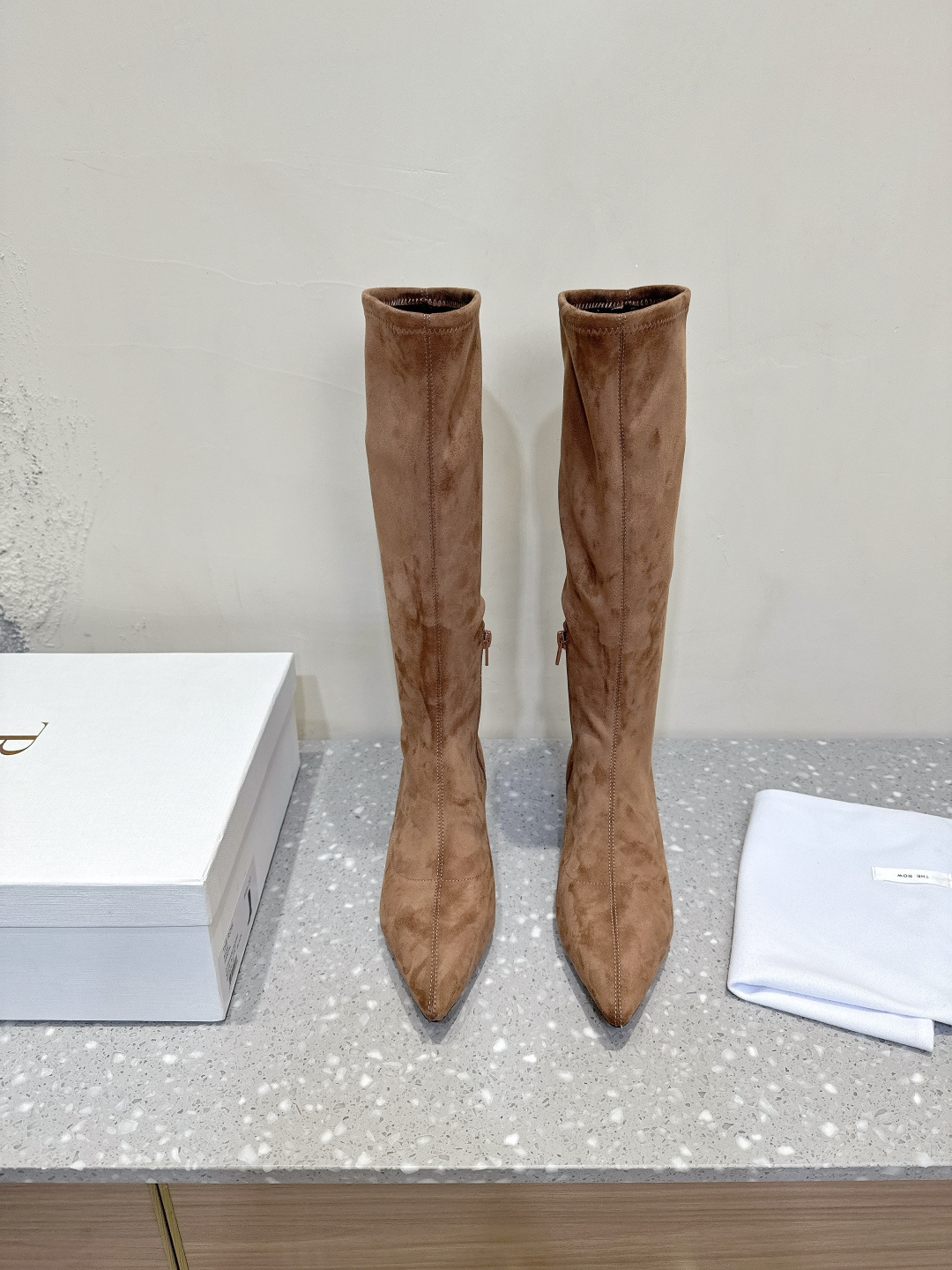 NO:498191,G123 THE ROW Niche trendy brand 25ss autumn and winter new style, elastic, pointed toe, short boots, kitten heel boots, this pair of boots presents an elegant and personalized style, combining the exquisiteness of fashion boots and a certain fashion pioneering nature, suitable for matching with a variety of styles of clothing, from simple daily wear to personal dinner styles. Stretch suede material, this material not only fits the leg lines, but also modifies the leg shape well, making the legs look longer and smoother, but also the suede material has a high-end matte texture, adding to the luxury and retro atmosphere of the boots. The upper is made of original imported elastic velvet, inner foot pad sheepskin, heel height 3cm, sole original customized Italian imported leather large sole  Number of codes 35-39 (40. Custom made non-return and exchange), boots, boots, sheepskin, Leather soles19860909G123 THE ROW 小众潮牌 25ss秋冬新款 松紧弹力 尖头 短靴 小猫跟长靴 这双长靴呈现出优雅又不失个性的风格,结合了时装靴的精致感与一定的时尚先锋性,适合搭配多种风格的服装,从简约的日常装到个性的晚宴造型都能适配. 弹力绒面材质,这种材质不仅贴合腿部线条,能很好地修饰腿型,让腿部看起来更修长流畅,而且绒面材质自带一种高级的哑光质感,增添了靴子的奢华感与复古氛围. 鞋面采用原版进口弹力绒 内里垫脚羊皮 跟高3cm 鞋底原版定制意大利进口真皮大底 码数35-39（40.定做不退换）,靴子,boots,sheepskin,Leather soles,Women's Shoes