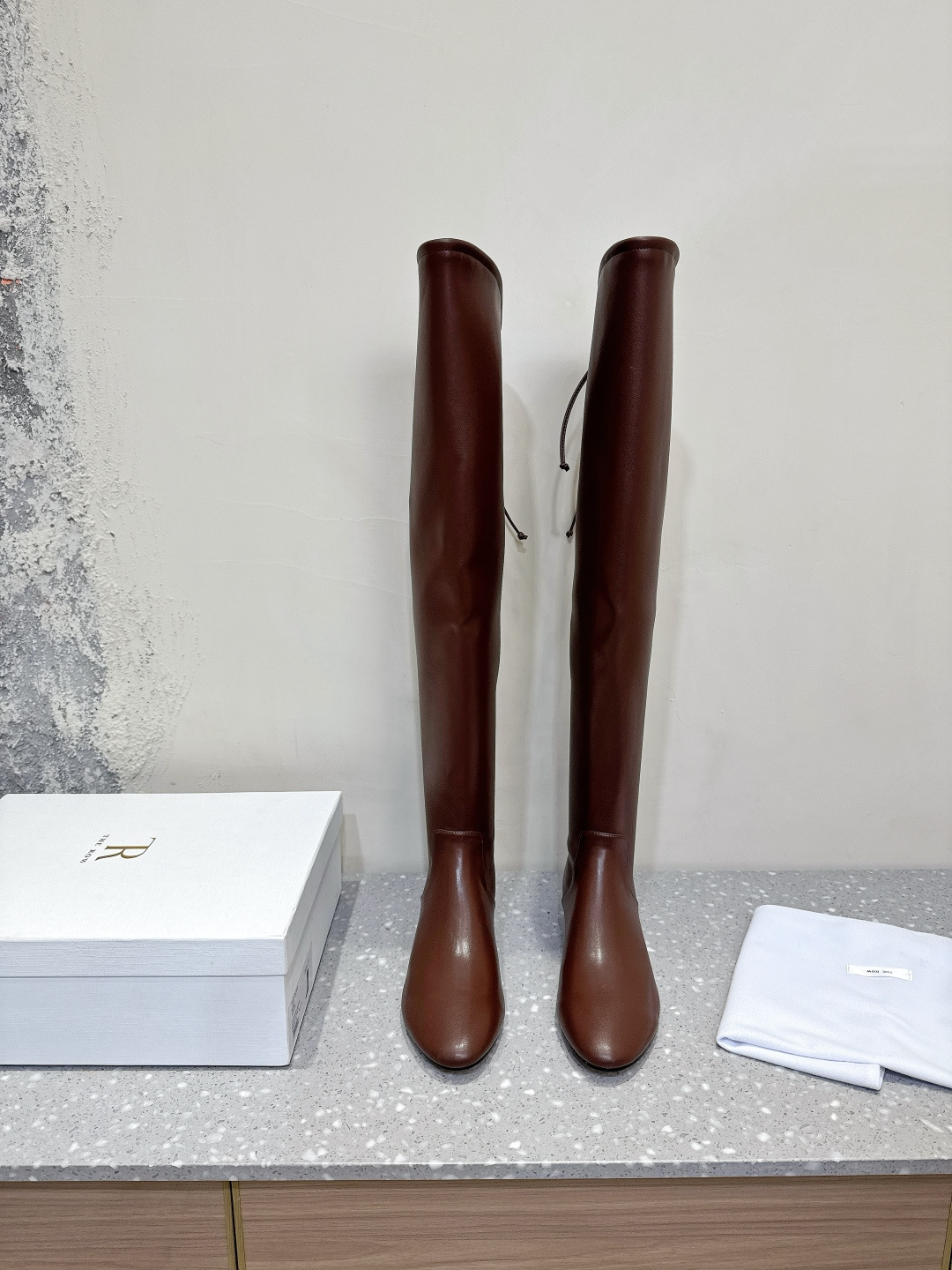 NO:498198,G123 The Row niche trendy brand 25ss autumn and winter new round toe, thick heel, elastic, over-knee boots, outline the sense of silence and high-end in a minimalist posture, becoming a tacit understanding for those who understand the texture. The round toe design is a gentle footnote, suitable for every foot type, the boot barrel neatly wraps the ankle, the lines extend from the toe to the boot mouth, there is no unnecessary decoration but it has a sculptural outline - this is the iconic aesthetic of The Row. It is the 'universal match' in the wardrobe, balances the sharp aura with a low-key texture. The upper uses original imported elastic leather, inner foot pad lambskin, original custom Italian leather outsole, size 35-39 (40 custom made without return and exchange), boots, boots, sheepskin, Leather soles19860909G123 The Row 小众潮牌 25ss秋冬新款圆头 粗跟 弹力 过膝长靴 以极简之姿勾勒出静默的高级感 成为懂质感者的足下默契. 圆头设计是温柔的注脚 适合每种脚型 长靴筒利落包裹脚踝 线条从鞋头延伸至靴口 没有多余装饰却自带雕塑般的轮廓感—— 这正是The Row的标志性美学 它是衣橱里的“万能搭” 以低调质感平衡凌厉气场. 鞋面采用原版进口弹力皮 内里垫脚小羊皮 鞋底原版定制意大利真皮大底 码数35-39（40定做不退换）,靴子,boots,sheepskin,Leather soles,Women's Shoes