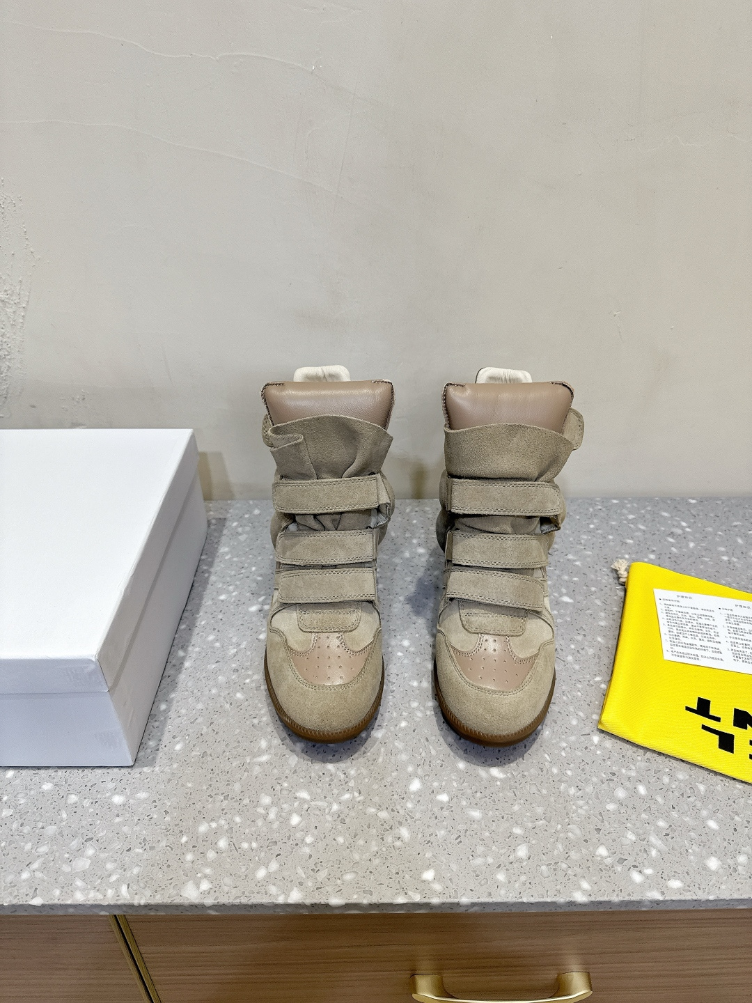 NO:535452,ISABEL MARANT 25ss autumn and winter new style, inner height increase, color blocking, casual shoes, sports shoes, this pair of shoes cleverly incorporates the brand's iconic casual style, simple and smooth lines outline the fashionable outline. The carefully designed inner height increase of the sole can lengthen the leg lines, avoiding the stiff 'hate of the sky' feeling, and the foot is evenly stressed when walking, and there is no fatigue even when worn for a long time. Whether it is a lazy street shooting feeling with high waist jeans, or a floral skirt, balanced sweet and cool style, easily integrating into the shape. The brand logo details on the side of the shoe are low-key to show the texture, making 'hatching' no longer a deliberate pursuit, but a plus for free wear. The fabric is made of original imported Niujing/cowhide, inner foot pad sheepskin, original customized TPU rubber sole  size35-39 (40 custom made without return), boots, boots, sneakers, skirts, jeans, cowhide, sheepskin19860909ISABEL MARANT 伊莎贝尔 25ss秋冬新款 内增高 拼色 休闲鞋 运动鞋 这双鞋巧妙融入品牌标志性的随性风格 简约流畅的线条勾勒出时尚轮廓. 鞋底精心设计的内增高 能拉长腿部线条 既规避了生硬的“恨天高”感 行走时脚掌受力均匀 久穿也无疲惫感. 无论是配高腰牛仔裤打造慵懒街拍感, 还是搭碎花半裙平衡甜酷风格 轻松融入造型 鞋侧的品牌标识细节 低调彰显质感 让“增高”不再是刻意的追求 而是自在穿搭里的加分项. 面料采用原版进口牛京/牛皮 内里垫脚羊皮 鞋底原版定制TPU橡胶大底 size35-39（40定做不退换）,靴子,boots,sneakers,skirts,jeans,cowhide,sheepskin,Women's Shoes