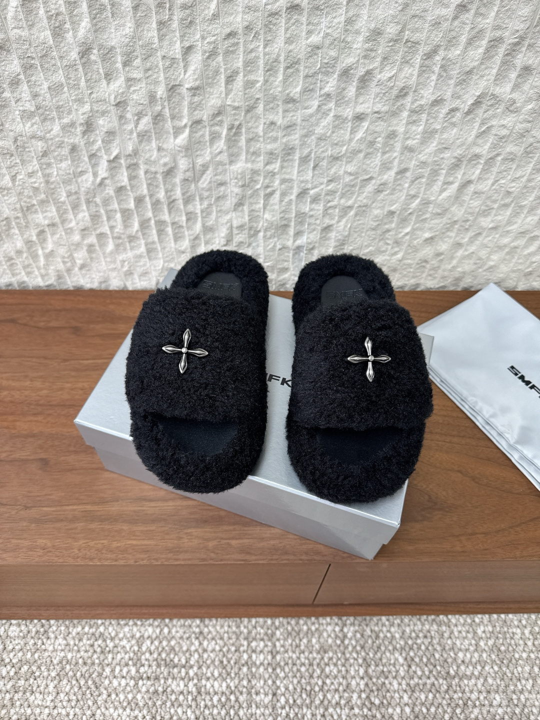 NO:535406,G266 SMFK Niche trendy brand 25ss autumn and winter new style, thick sole, bread slippers, a bit wild and personal, this season's SMFK is really heart-warming. A super popular bread drag, which is so planted. Major internet celebrity bloggers are wearing it. After cleverly incorporating brand elements, they are fashionable and versatile, and are loved by hot girls, and are perfectly released. The upper uses original imported wool, inner foot pad sheepskin, original customized TPU rubber sole, Size35-39 (40 custom made, no return or exchange), fur shoes, slippers, sheepskin19860909G266 SMFK 小众潮牌 25ss秋冬新款 厚底 面包 拖鞋 有点野性有点个性,这一季的smfk真的让人心动不已 超级火的一款面包拖,被种草得不行 各大网红博主都在穿它,巧妙纳入品牌元素后时尚百搭、辣妹至爱,被完美释放 鞋面采用原版进口羊毛 内里垫脚羊皮 鞋底原版定制TPU橡胶大底 Size35-39（40订做不退换）,毛毛鞋拖鞋,slippers,sheepskin,Women's Shoes