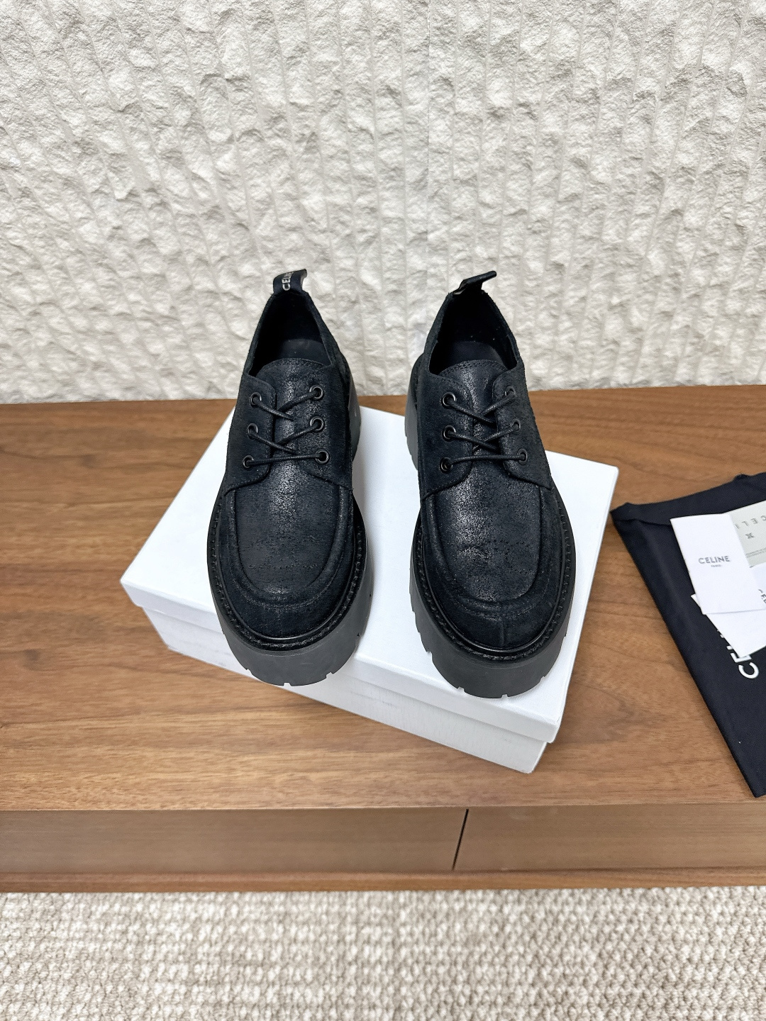 NO:535439,G101 Celine 25ss autumn and winter new style Silin thick sole lace-up single shoes Many celebrities wear their feet, invincible slimming, super beautiful and versatile, imported Italian calf leather is soft, original custom hardware buckle, sole is about 6cm thick, height increases and makes legs thin, upper is made of original imported cowhide/Niujing inner foot pad sheepskin original custom rubber sole Size35-39 (40.41 custom made without return or exchange), loafers, celine, celine, loafers, cowhide, sheepskin19860909G101 Celine 赛琳 25ss秋冬新款 思琳 厚底 系带 单鞋 好多明星网红上脚 无敌显瘦 上脚超级好看百搭 进口意大利小牛皮皮质柔软 原版定制五金扣 鞋底厚6cm左右、增高显腿细 鞋面采用原版进口牛皮/牛京 内里垫脚羊皮 鞋底原版定制橡胶大底 Size35-39（40.41订做不退换）,乐福鞋,celine,celine,loafers,cowhide,sheepskin,Women's Shoes