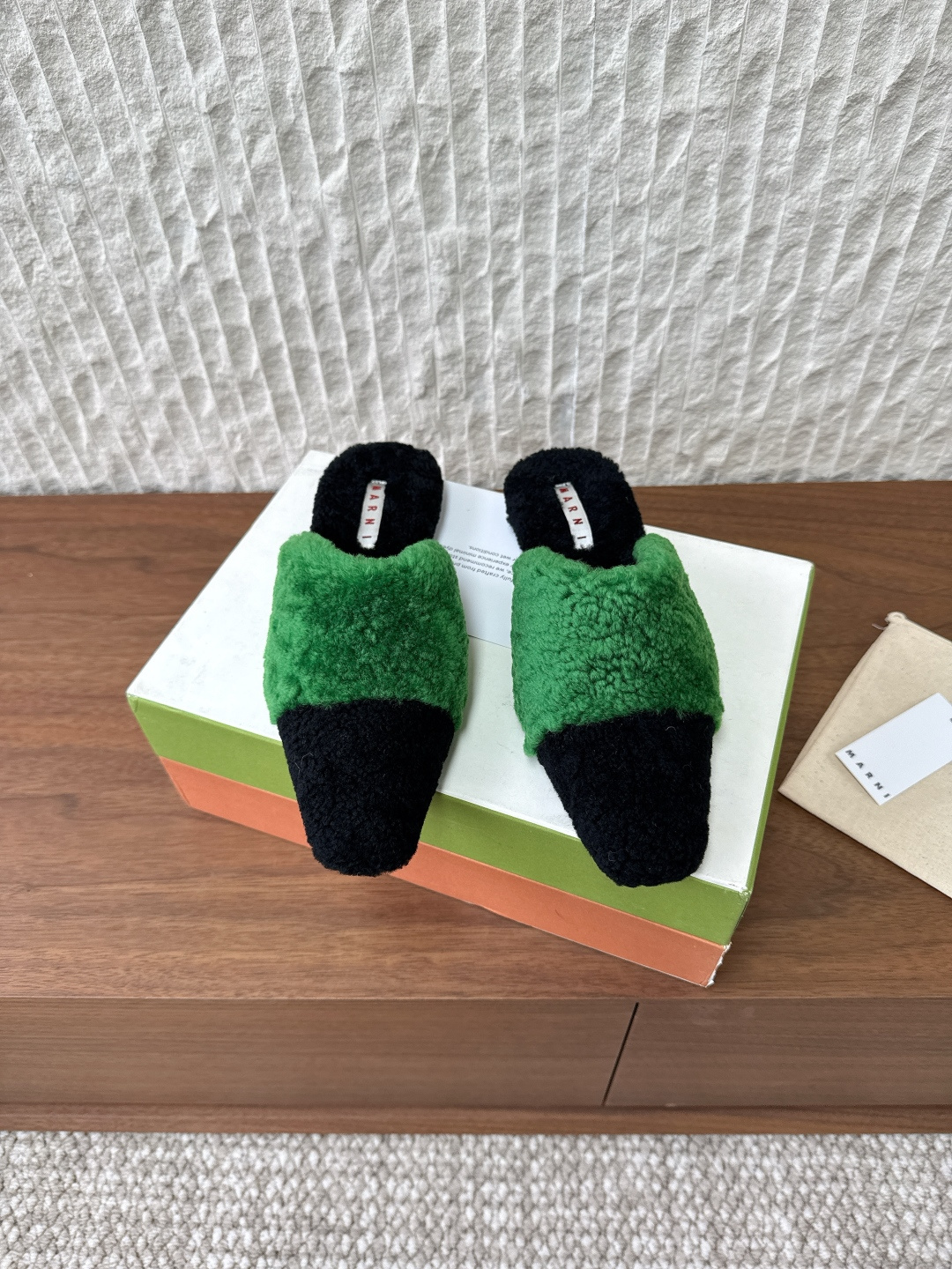 NO:535430,Marni 25ss autumn and winter new style color-blocking, wool pullover, super new beautiful wool pullover, the style is really super slim, the shoe shape is very modern, the charming feeling of the eye The upper adopts a two-color wool color-blocking design, which is more retro and fashionable. The foot is extremely soft and comfortable, and it is a perfect wool pullover that integrates fashion, beauty, warmth and one. The upper uses original imported wool, inner foot pad wool, outsole, custom Italian leather outsole, size 35-39 (40 customization, no return and exchange), wool shoes, marni, Leather soles19860909Marni 玛尼 25ss秋冬新款 拼色 毛拖 超绝新款美腻毛拖,版型真的超级显瘦,鞋型就很摩登,风情迷人眼的感觉 鞋面采用双色羊毛拼色设计,更有复古时尚摩登感 上脚绝最大程度的柔软舒适,是集时尚美腻温暖与一体的完美毛拖～ 鞋面采用原版进口羊毛 内里垫脚羊毛 大底原版定制意大利真皮大底 码数35-39（40定制不退换）,毛毛鞋,marni,Leather soles,Women's Shoes