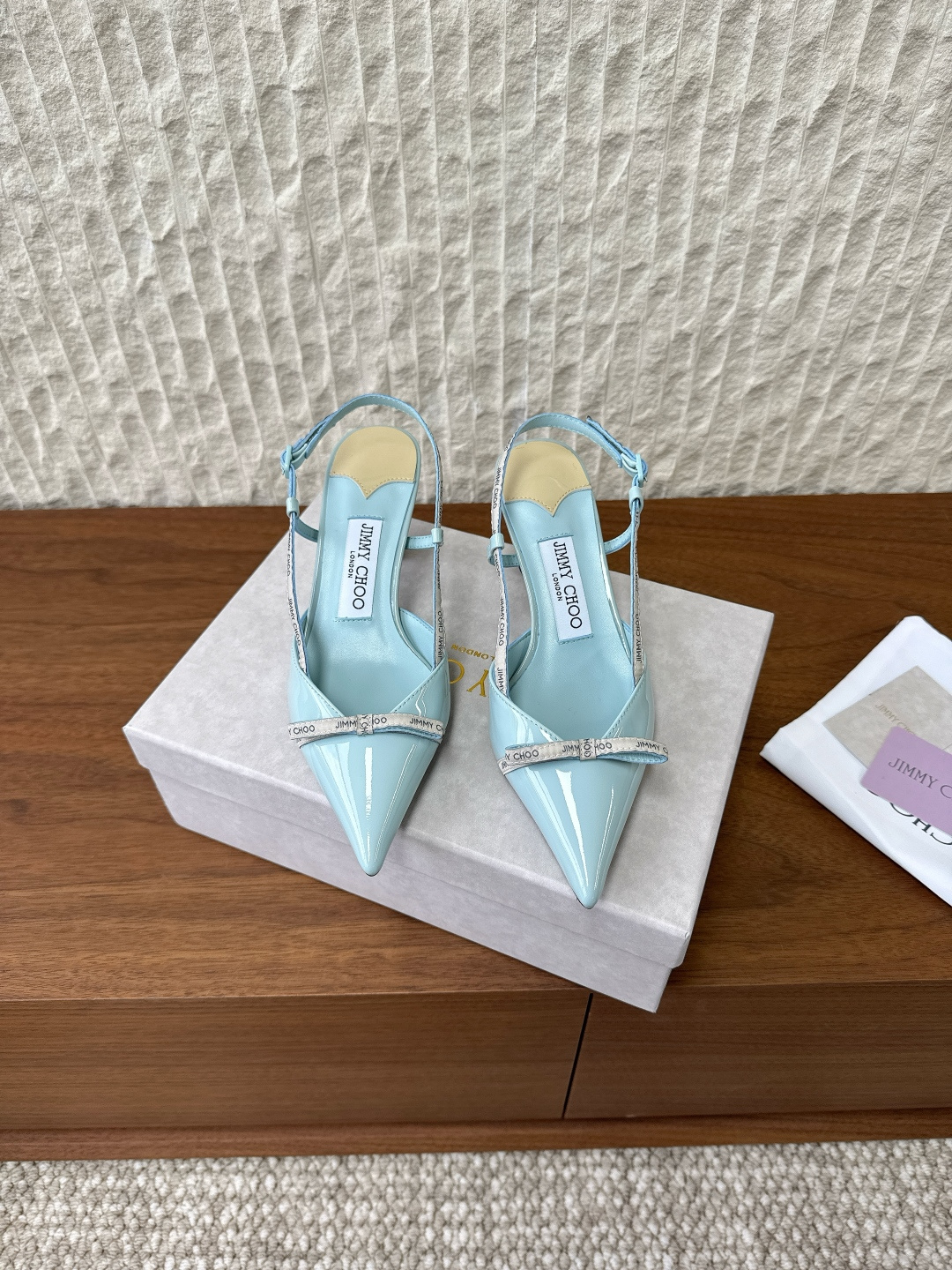 NO:535420,JIMMY CHOO Jimmy Week 25ss Spring and Summer New Style Bow, Cat Heel Sandals Comes, paired with logo bows, it is both gentle and atmospheric and summer fresh!  The 6.5 cm horse hooves and steady temperament are here. You are not tired from your feet all day. It is the best workplace catwalk style!  The upper is made of original imported cowhide, inner foot pad lambskin, heel height 6.5cm, original custom Italian leather outsole, size 35-39 (40 custom made without return and exchange), high heels, jimmy choo, jimmy choo, sandals, high heels, cowhide, sheepskin, Leather soles19860909JIMMY CHOO 吉米周 25ss春夏新款 蝴蝶结 猫跟 凉鞋 来啦,搭配logo蝴蝶结,既温柔大气 又有夏天的清新！ 6.5厘米的马蹄跟稳稳的气质来啦,全天上脚不累,是职场走秀款的极品！ 鞋面采用原版进口牛皮 内里垫脚小羊皮 跟高6.5cm 大底原版定制意大利真皮大底 码数35-39（40定做不退换）,高跟鞋凉鞋,jimmy choo,jimmy choo,sandals,high heels,cowhide,sheepskin,Leather soles,Women's Shoes