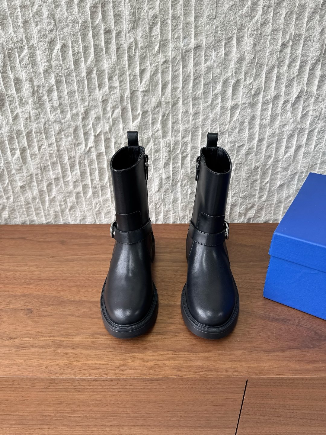 NO:536531,Leather G036 Stuart Weitzman 25ss autumn and winter new boots Paired with our RISE tire sole The popular LIFT tire sole is unique, handsome and rough, showing fashionable charm, light texture and comfortable fit for the legs. The texture is light and comfortable fit for the legs. The eye-catching thick and extended silhouette design is matched with a series of materials to show your fashion, functionality and influence in every step. The upper is made of original imported cowhide/cow back fleece inner foot pad sheepskin Outsole Original customized rubber outsole Size 35-39 (40. Customized without return or exchange), boots, boots, cowhide, sheepskin19860909皮面G036 Stuart Weitzman 25ss秋冬新款 短靴 搭配我们的RISE轮胎鞋底 广受欢迎的LIFT轮胎鞋底个性张扬、帅气粗旷设计、尽显时尚魅力、质感轻盈且舒适贴合腿型. 质感轻盈且舒适贴合腿型,引人瞩目的粗扩廓形设计搭配一系列材质,令您的每一步均尽显时尚、功能性及影响力. 鞋面采用原版进口牛皮/牛反绒 内里垫脚羊皮 大底原版定制橡胶大底 码数35-39（40.定制不退换),靴子,boots,cowhide,sheepskin,Women's Shoes