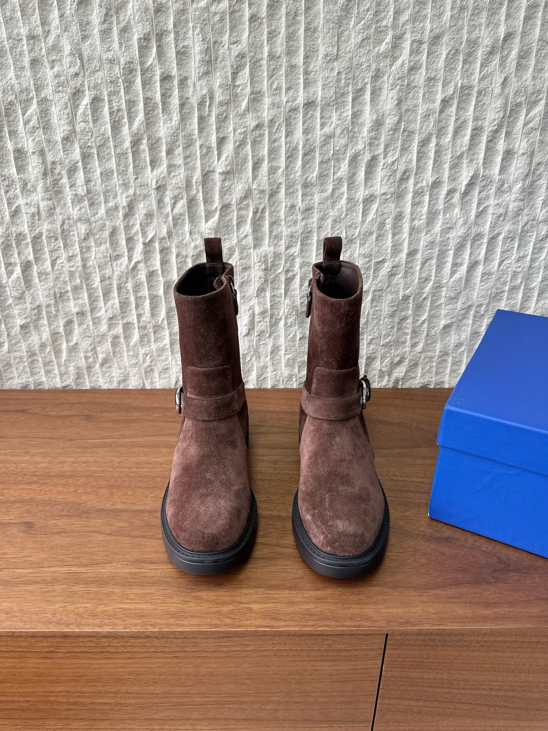 NO:536490,Reverse velvet G036 Stuart Weitzman 25ss autumn and winter new style thick heel Chelsea short boots paired with our RISE tire sole The popular LIFT tire sole is unique, handsome and rough, showing fashionable charm, light texture and comfortable fit for the legs. The texture is light and comfortable fit for the legs. The eye-catching thick and extended silhouette design is matched with a series of materials to show your fashion, functionality and influence in every step. The upper is made of original imported cowhide/cow reverse velvet inner foot pad sheepskin original custom rubber outsole size 35-39 (40. Customized without return or exchange), boots, boots, cowhide, sheepskin19860909反绒G036 Stuart Weitzman 25ss秋冬新款 粗跟 切尔西 短靴 搭配我们的RISE轮胎鞋底 广受欢迎的LIFT轮胎鞋底个性张扬、帅气粗旷设计、尽显时尚魅力、质感轻盈且舒适贴合腿型. 质感轻盈且舒适贴合腿型,引人瞩目的粗扩廓形设计搭配一系列材质,令您的每一步均尽显时尚、功能性及影响力. 鞋面采用原版进口牛皮/牛反绒 内里垫脚羊皮 大底原版定制橡胶大底 码数35-39（40.定制不退换),靴子,boots,cowhide,sheepskin,Women's Shoes