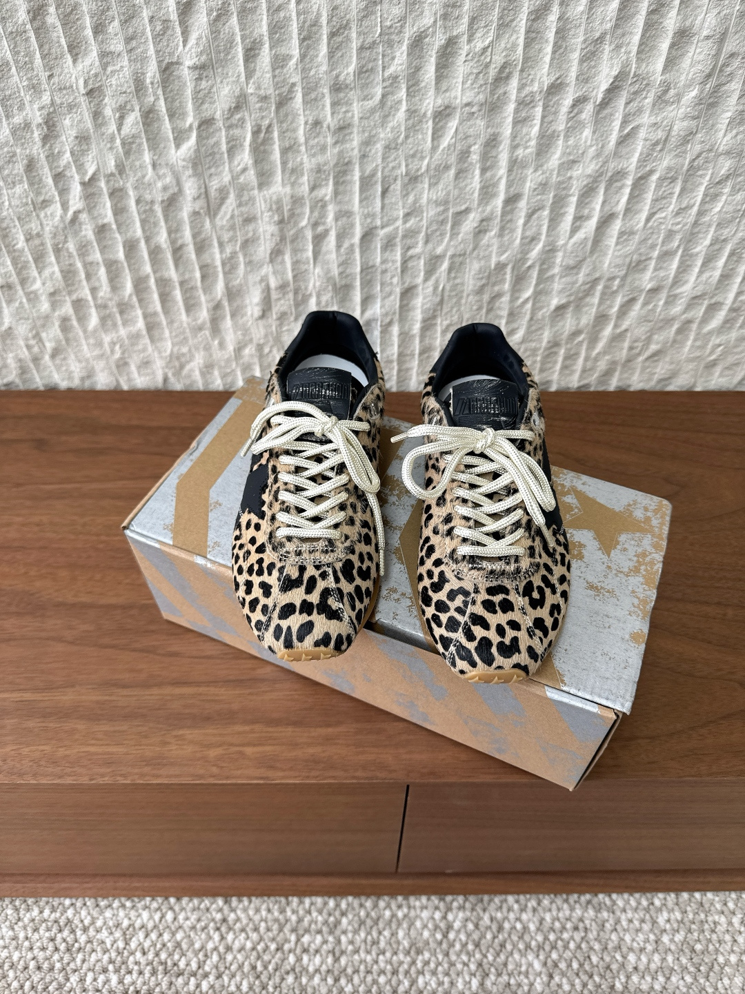 NO:536512,G068 GGDB Golden Goos 25ss Small dirty shoes German training shoes ggdb classic couples small dirty shoes. To the point of being popular, white shoes, and various small dirty shoes are worn!  Celebrity private server demonstration × It’s so versatile!  No need to worry about washing shoes anymore!  Irregularly hand-polished torn upper, even the soles are polished and worn. The upper is imported cowhide (the essence of the old ones is located) Inner footbed cowhide original custom rubber sole Size35-40 (40 custom made without return or exchange), casual shoes/sports shoes, sneakers, cowhide19860909G068 GGDB Golden Goos 25ss 小脏鞋 德训鞋 ggdb经典情侣款小脏鞋 火红程度上怼小白鞋,下踩各类小脏鞋！ 明星私服上脚示范 ×就是这么百搭 ！再也不用担心洗鞋的问题啦！ 不规则手工打磨做破鞋面,就连鞋底也是打磨做旧的 鞋面原版进口牛皮（做旧精髓所在） 内里垫脚牛皮 鞋底原版定制橡胶大底 Size35-40（40订做不退换）,休闲鞋/运动鞋,sneakers,cowhide,Women's Shoes