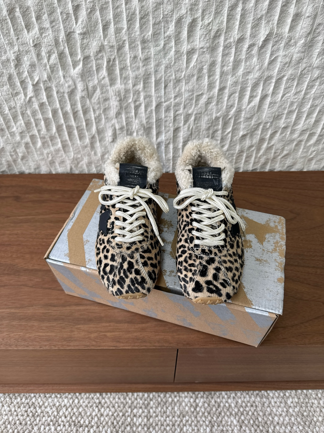 NO:536517,Mauri G068 GGDB Golden Goos 25ss Small dirty shoes German training shoes ggdb classic couples small dirty shoes. To the point of being popular, white shoes, and various small dirty shoes are worn!  Celebrity private server demonstration × It’s so versatile!  No need to worry about washing shoes anymore!  Irregularly hand-polished torn upper, even the soles are polished and worn. The upper is imported cowhide (the essence of the old ones is located) Inner footbed cowhide original custom rubber sole Size35-40 (40 custom made without return or exchange), casual shoes/sports shoes, sneakers, cowhide19860909毛里G068 GGDB Golden Goos 25ss 小脏鞋 德训鞋 ggdb经典情侣款小脏鞋 火红程度上怼小白鞋,下踩各类小脏鞋！ 明星私服上脚示范 ×就是这么百搭 ！再也不用担心洗鞋的问题啦！ 不规则手工打磨做破鞋面,就连鞋底也是打磨做旧的 鞋面原版进口牛皮（做旧精髓所在） 内里垫脚牛皮 鞋底原版定制橡胶大底 Size35-40（40订做不退换）,休闲鞋/运动鞋,sneakers,cowhide,Women's Shoes