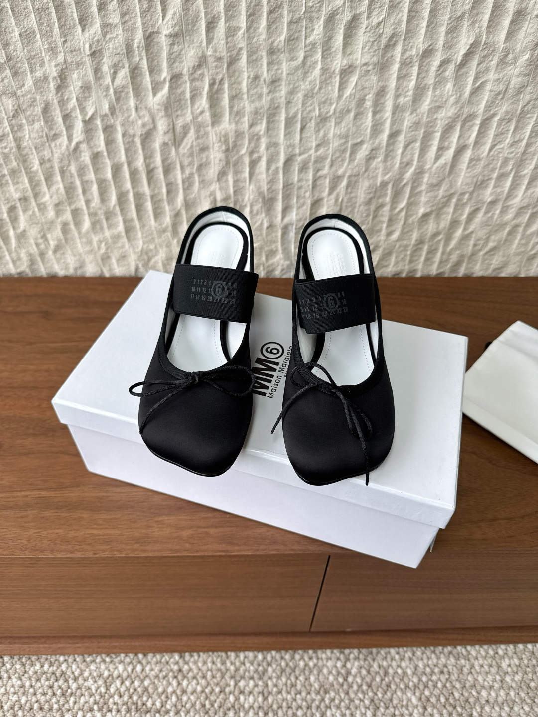 NO:536499,Silk G279 Maison Marginala 26ss early spring new product thick heel apple dry head high heel semi-trailer Magila designer is so talented. Use thick heels as design element to create shoes. Single shoes are capable and exquisite. Semi-trailer paired with short and sexy personality. The fabric is made of original custom silk. Inner footbed sheepskin. Heel height 6.5cm. Sole original custom Italian leather outsole. Size 35-40 (40. Custom made no return or exchange), ballet shoes, masion margiela, sheepskin, real silk, Leather soles19860909真丝G279 Maison Marginala 马吉拉 26ss初春新品 粗跟 苹果干头 高跟 半拖 马吉拉设计师太有才了 采用粗跟作为设计元素打造鞋品 单鞋干练精致 半拖搭配短性感个性 面料采用原版定制真丝 内里垫脚羊皮 跟高6.5cm 鞋底原版定制意大利真皮大底 码数35-40（40.订做不退换）,芭蕾舞鞋,masion margiela,sheepskin,real silk,Leather soles,Women's Shoes