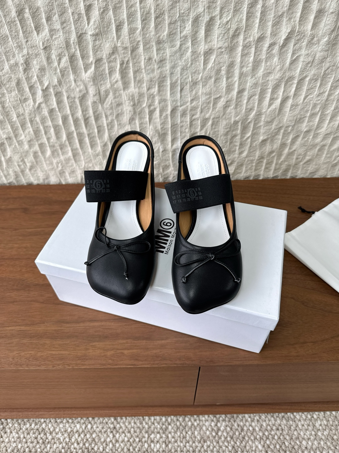 NO:536504,Leather G279 Maison Marginala 26ss early spring new product thick heel apple dry head high heel semi-trailer Maginala designer is so talented. He uses thick heels as design element to create shoes. Single shoes are capable and exquisite. Semi-trailer paired with short and sexy personality. The fabric is made of original custom silk. Inner footbed sheepskin. Heel height 6.5cm. Sole original custom Italian leather outsole. Size 35-40 (40. Custom made no return or exchange), ballet shoes, masion margiela, sheepskin, real silk, Leather soles19860909皮面G279 Maison Marginala 马吉拉 26ss初春新品 粗跟 苹果干头 高跟 半拖 马吉拉设计师太有才了 采用粗跟作为设计元素打造鞋品 单鞋干练精致 半拖搭配短性感个性 面料采用原版定制真丝 内里垫脚羊皮 跟高6.5cm 鞋底原版定制意大利真皮大底 码数35-40（40.订做不退换）,芭蕾舞鞋,masion margiela,sheepskin,real silk,Leather soles,Women's Shoes