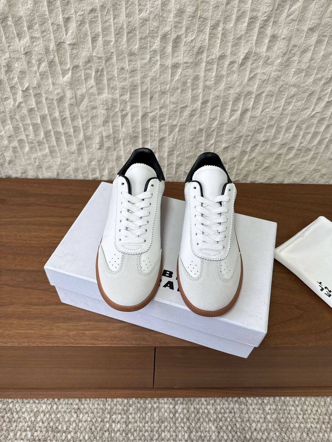 NO:536507,G339 ISABEL.MARANT Isabel Maran 25ss autumn and winter new German training shoes show the lifestyle with a unruly style that breaks the routine. The entire shoe design is gray and simple, without losing the design sense, and has the casual feeling of retro German training shoes!  The upper is made of original imported cowhide/beef reverse velvet inner foot pad sheepskin original customized rubber sole Size35-39 (40 custom made without return or exchange), casual shoes/sports shoes, sneakers, cowhide, sheepskin19860909G339 ISABEL.MARANT 伊莎贝尔·玛兰 25ss秋冬新款 德训鞋 以打破常规的不羁风格展现生活面貌,整个鞋型设计灰常简洁,又不失设计感,有复古德训鞋的休闲感！ 鞋面采用原版进口牛皮/牛反绒 内里垫脚羊皮 鞋底原版定制橡胶大底 Size35-39（40定做不退换）,休闲鞋/运动鞋,sneakers,cowhide,sheepskin,Women's Shoes