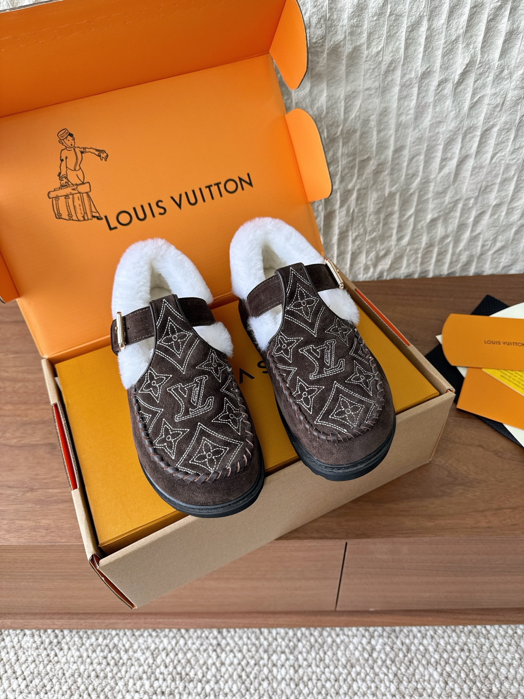 NO:543485,G530 Louis Vuitton Colorado series Plush Mary Jane Furry shoes Original purchase and development Made in the product Colorado Plush Mary Jane Shoes with suede leather velvet texture, paired with soft and warm fur lining. The upper letter stitching and adjustable shoelace inscription buckles jointly enrich brand details, the light mini outsole perfects the trendy style, exquisite packaging, the fabric is made of original imported cowhide, inner foot mat wool, outsole original custom non-slip rubber foam sole Size35-39 (40.41 custom made without return or exchange), loafers furry shoes, louis vuitton, louis vuitton, loafers, mary jane, cowhide19860909G530 Louis Vuitton 路易威登 Colorado系列 毛绒 玛丽珍 毛毛鞋 原版购入开发 做货 Colorado 毛绒玛丽珍鞋以绒面牛皮革呈现丝绒质感,搭配柔暖羊毛皮内衬.鞋面的 字母缝线和可调节鞋带的铭纹搭扣共同丰富品牌细节,轻盈微型外底完善潮流格调 配送精美包装 面料采用原版进口头层牛皮 内里垫脚羊毛 大底原版定制防滑橡胶发泡大底 Size35-39（40.41定做不退换）,乐福鞋毛毛鞋,louis vuitton,louis vuitton,loafers,mary jane,cowhide,Women's Shoes