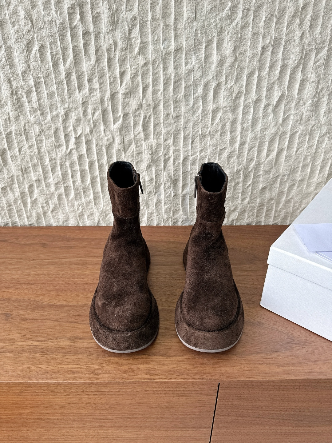 NO:543473,G129 The row Niche trendy brand 25ss autumn and winter new style, retro, round head, thick sole, Chelsea short boots, really the most comfortable style I have ever worn, so soft!  The socks must take it away. It has a high-end and simple feeling, in fact, in addition to being beautiful, its comfort is really easy to wear so hard that it is reluctant to take it off!  Matched with jeans, suit pants, skirts are not inconsistent. The fabric is made of original imported suede. The inner foot padded sheepskin. The sole is original customized rubber outsole. Size35-39 (40 customization, no return or replacement), boots, boots, skirts, jeans, business suit, sheepskin, chamois leather19860909G129 The row 小众潮牌 25ss秋冬新款 复古 圆头 厚底 切尔西 短靴 上脚真的是史上我穿过最最舒服的款式太柔软啦！ 磨脚星人一定要收了它 有一丢高级又简约的感觉其实除了好看以外它的舒适度真的是好穿到舍不得脱下来啦！ 搭配牛仔裤 西装裤 半身裙都毫无违和感 面料采用原版进口麂皮 内里垫脚羊皮 鞋底原版定制橡胶大底 Size35-39（40定制不退不换）,靴子,boots,skirts,jeans,business suit,sheepskin,chamois leather,Women's Shoes