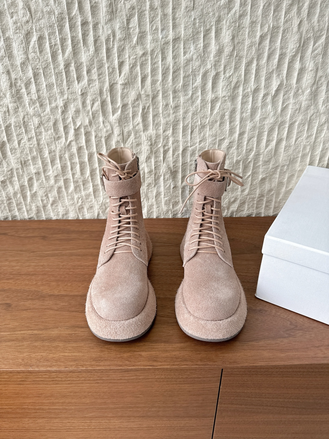 NO:543475,G129 The row Niche trendy brand 25ss autumn and winter new style, laces, round toe, thick sole, Martin boots, short boots, footwear is really the most comfortable style I have ever worn, so soft!  The socks must take it away. It has a high-end and simple feeling, in fact, in addition to being beautiful, its comfort is really easy to wear so hard that it is reluctant to take it off!  Matched with jeans, suit pants, skirts are not inconsistent. The fabric is made of original imported suede. The inner foot padded sheepskin. The sole is original customized rubber outsole. Size35-39 (40 customization, no return or replacement), boots, boots, skirts, jeans, business suit, sheepskin, chamois leather19860909G129 The row 小众潮牌 25ss秋冬新款 系带 圆头 厚底 马丁靴 短靴 上脚真的是史上我穿过最最舒服的款式太柔软啦！ 磨脚星人一定要收了它 有一丢高级又简约的感觉其实除了好看以外它的舒适度真的是好穿到舍不得脱下来啦！ 搭配牛仔裤 西装裤 半身裙都毫无违和感 面料采用原版进口麂皮 内里垫脚羊皮 鞋底原版定制橡胶大底 Size35-39（40定制不退不换）,靴子,boots,skirts,jeans,business suit,sheepskin,chamois leather,Women's Shoes