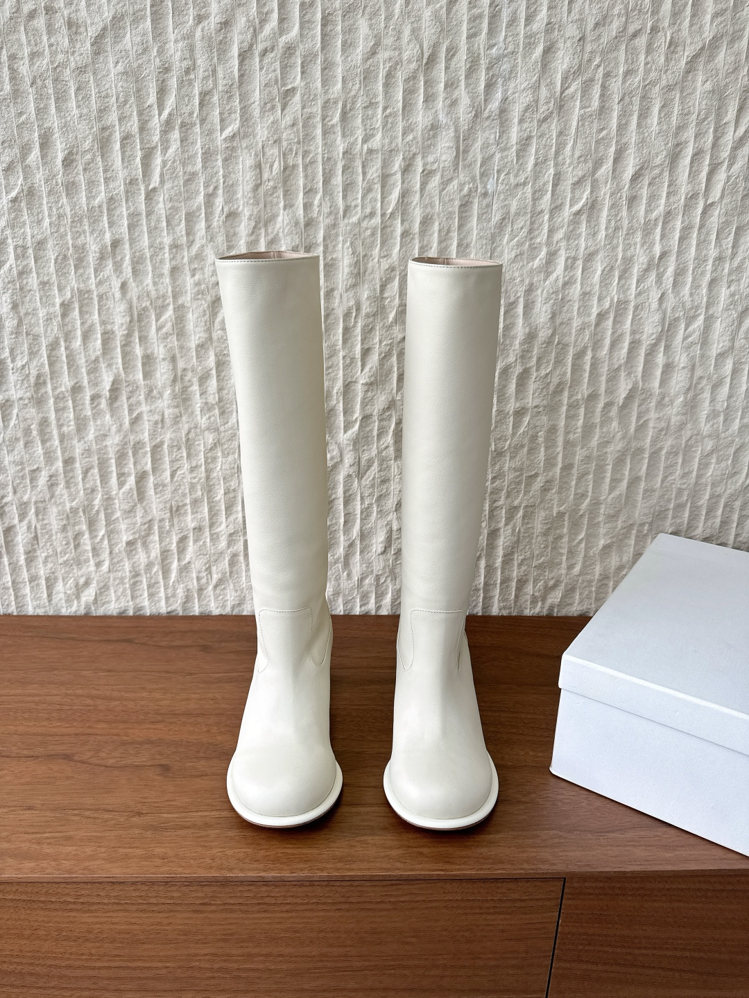 NO:543477,G129 The row Niche trendy brand 25ss autumn and winter new style High heel boots Long boots Round toe toe show off their sexy, and the outfit makes them look slim and long legs. A pair of minimalist boots with a sense of design can make people become the protagonist of the whole winter. Low-key elegance and fashionableness are full of the upper. The inner foot padded sheepskin. Heel height 6.5cm. Original custom leather soles. Size35-39 (40.41 custom made without return or exchange), boots, boots, cowhide, sheepskin, Leather soles19860909G129 The row 小众潮牌 25ss秋冬新款 高跟靴 长靴 圆头鞋头尽显性感,穿搭显瘦长腿神器 一双有设计感的极简长靴可以让人成为整个冬天的主角 低调优雅与时髦度拉满 鞋面采用原版进口牛皮 内里垫脚羊皮 跟高6.5cm 大底原版定制真皮大底 Size35-39（40.41订做不退换）,靴子,boots,cowhide,sheepskin,Leather soles,Women's Shoes