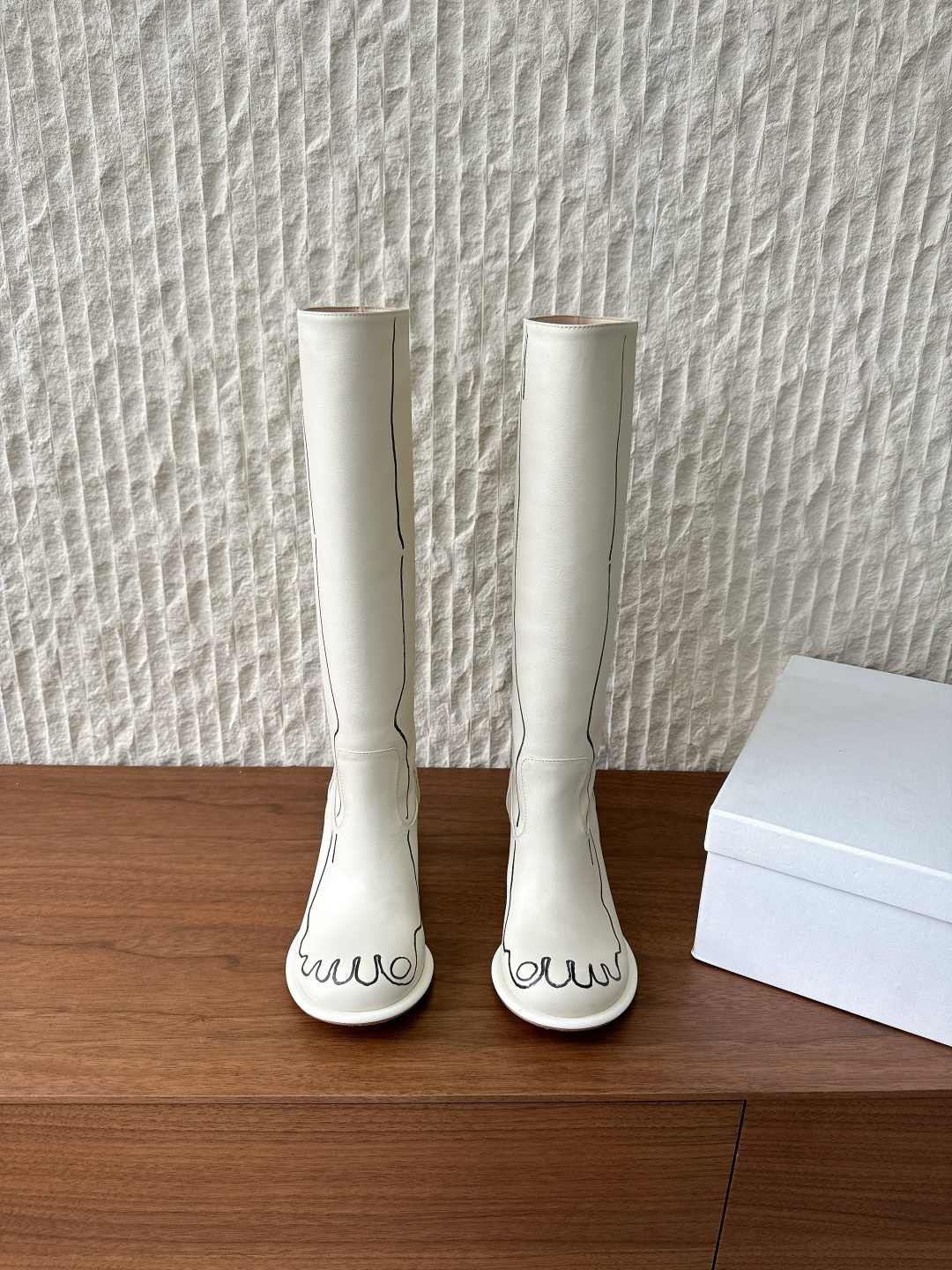 NO:543479,Graffiti style G129 The row niche trendy brand 25ss new autumn and winter high-heeled boots long boots round toe toe is sexy, a pair of slim and long-legged artifacts A pair of minimalist boots with a sense of design can make people become the protagonist all winter. Low-key elegance and fashion are full of them. The upper is made of original imported cowhide. The lining is sheepskin. The heel height is 6.5cm. The outsole is original custom-made leather outsole.  Size35-39 (40.41 custom-made, non-refundable), boots, cowhide, sheepskin, Leather soles19860909涂鸦款G129 The row 小众潮牌 25ss秋冬新款 高跟靴 长靴 圆头鞋头尽显性感,穿搭显瘦长腿神器 一双有设计感的极简长靴可以让人成为整个冬天的主角 低调优雅与时髦度拉满 鞋面采用原版进口牛皮 内里垫脚羊皮 跟高6.5cm 大底原版定制真皮大底 Size35-39（40.41订做不退换）,靴子,boots,cowhide,sheepskin,Leather soles,Women's Shoes