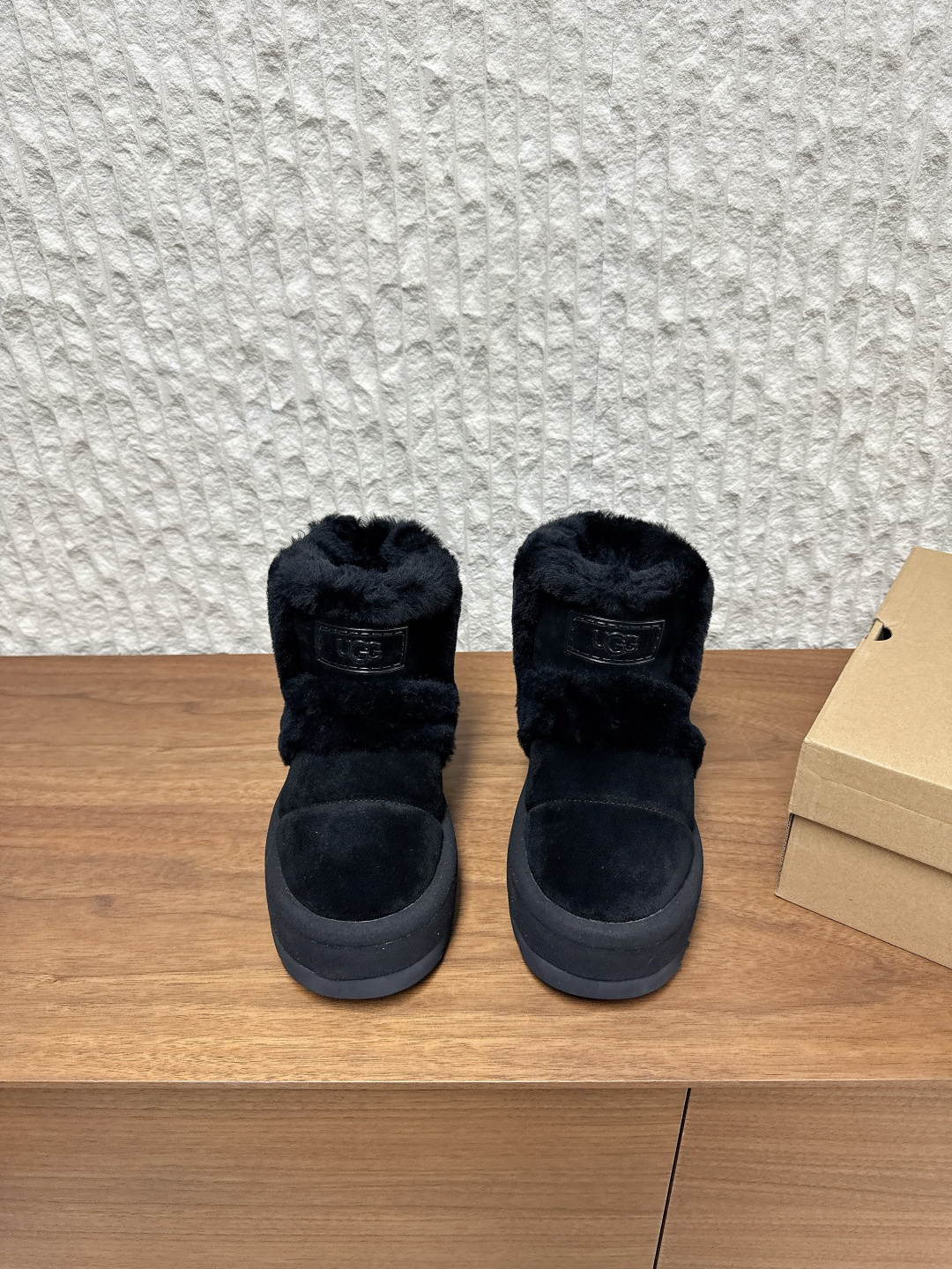 NO:543484,G655 UGG Oil Jiji 25ds autumn and winter new style Baotou slippers, fur slippers, cotton shoes. It is really a pair of them that everyone needs to use!  The representative of lazy and casual wear is really high-end on the feet. The wrapping feels so nice. It is a must for lazy people. It can be matched with all winter clothes in the wardrobe. The upper is made of original imported leather/Niujing inner foot pad wool. The original customized rubber foamed sole has arrived. Size 35-39 (40 customized, non-return and exchange), snow boots, boots, slippers19860909G655 UGG 油叽叽 25ds秋冬新款 包头拖鞋 毛毛拖鞋 棉鞋 真的是必须人手一双！慵懒随性的代表 穿搭上脚真的很高级 上脚包裹感超nice 很舒服,懒人必备,可以搭配衣柜里所有冬天的衣服. 鞋面采用原版进口皮面一体/牛京 内里垫脚羊毛 大底原版定制橡胶发泡大底到了 码数35-39（40 定制不退换）,雪地靴,boots,slippers,Women's Shoes