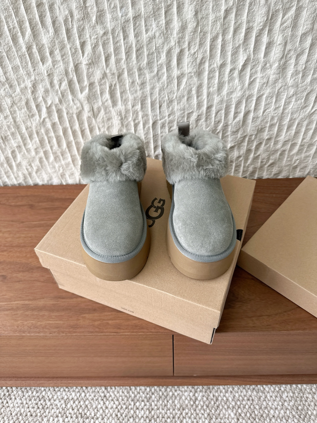 NO:543488,G655 UGG Oil Jiji 25ds autumn and winter new style Baotou slippers, fur slippers, cotton shoes. It is really a pair of them that everyone needs to use!  The representative of lazy and casual wear is really high-end on the feet. The wrapping feels so nice. It is a must for lazy people. It can be matched with all winter clothes in the wardrobe. The upper is made of original imported leather/Niujing inner foot pad wool. The original customized rubber foamed sole has arrived. Size 35-39 (40 customized, non-return and exchange), snow boots, boots, slippers19860909G655 UGG 油叽叽 25ds秋冬新款 包头拖鞋 毛毛拖鞋 棉鞋 真的是必须人手一双！慵懒随性的代表 穿搭上脚真的很高级 上脚包裹感超nice 很舒服,懒人必备,可以搭配衣柜里所有冬天的衣服. 鞋面采用原版进口皮面一体/牛京 内里垫脚羊毛 大底原版定制橡胶发泡大底到了 码数35-39（40 定制不退换）,雪地靴,boots,slippers,Women's Shoes