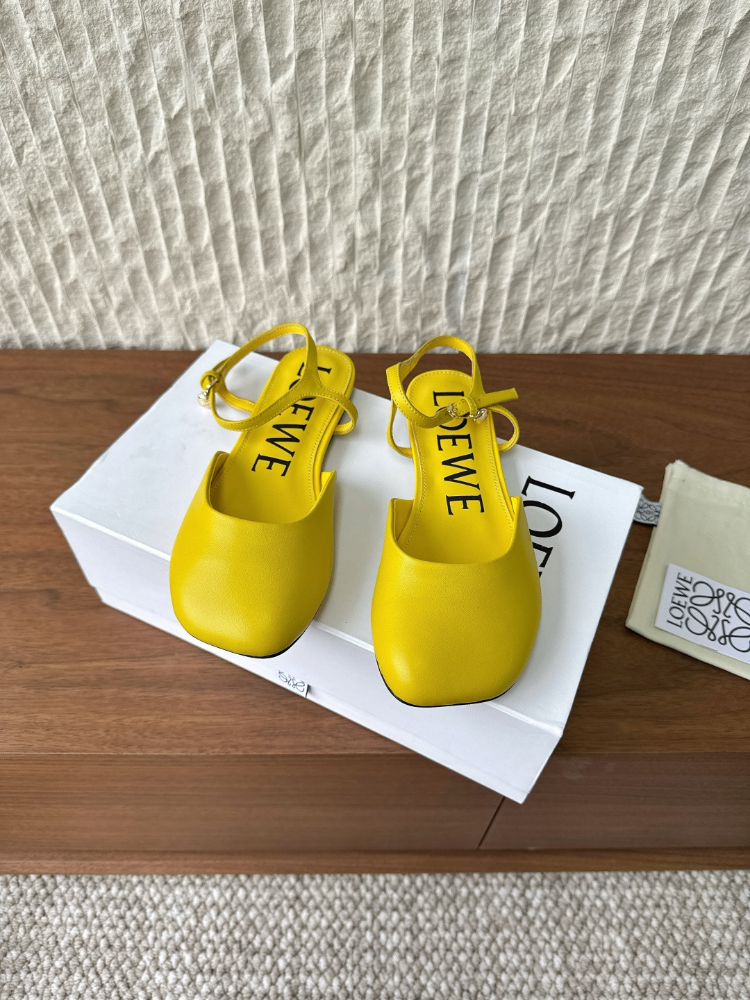 NO:562839,G611 Loewe 25ss new Toy ankle strap ballet flat shoes. As the most popular designer brand in the past two years, the design is simple, the details are clever, fresh and refined!  If you don’t want to hit the streets, you can check out this brand. It is relatively niche but is so easy to match with Instagram and Xiaohongshu. You can see this brand everywhere!  The upper is made of original imported cowhide, the lining is sheepskin, the outsole is original custom injection molded leather outsole, size 35-39 (40.41.42 custom-made, non-returnable), ballet shoes, loewe, loewe, flats, cowhide, sheepskin, Leather soles19860909G611 Loewe 罗意威 25ss新款 Toy 踝带 芭蕾舞 平底鞋 作为这两年最受欢迎的设计师牌,设计简单、细节巧妙、清新脱俗！ 不想满大街撞款的可以看看这个品牌,比较小众却又是那么好搭配 ins、小红书随处可见这个品牌的身影 ！ 鞋面采用原版进口牛皮 内里垫脚羊皮 大底原版定制注塑真皮大底 码数35-39 (40.41.42订做不退换）,芭蕾舞鞋,loewe,loewe,flats,cowhide,sheepskin,Leather soles,Women's Shoes