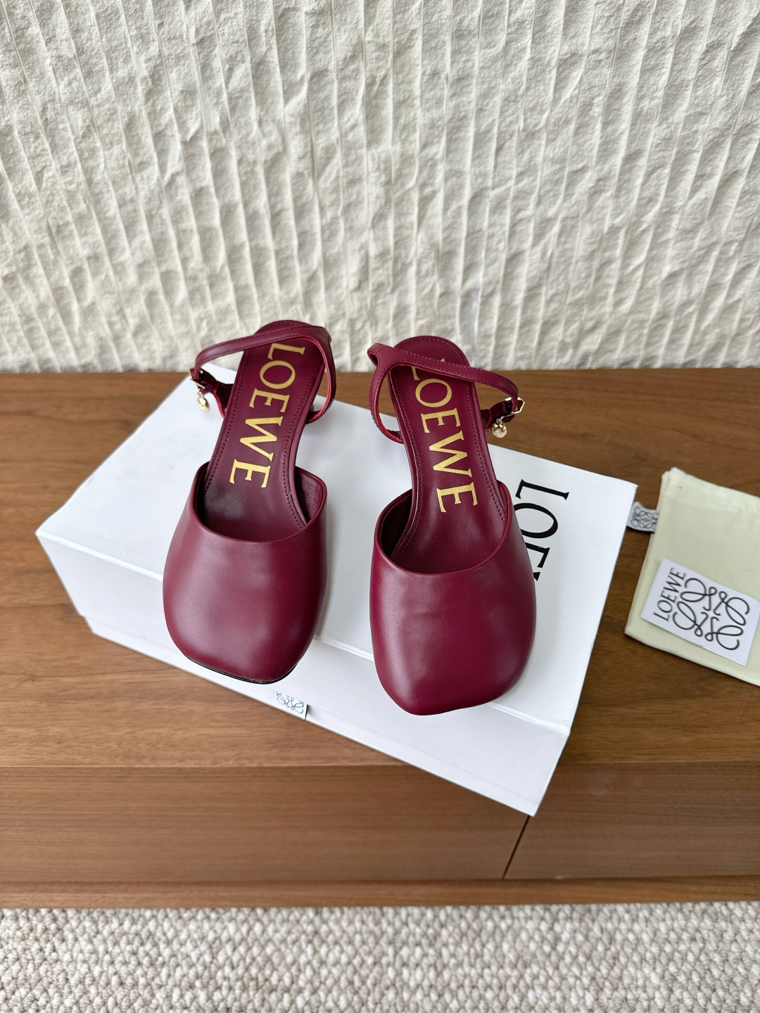 NO:562844,G611 Loewe 25ss new Toy ankle strap ballet flat shoes. As the most popular designer brand in the past two years, the design is simple, the details are clever, fresh and refined!  If you don’t want to hit the streets, you can check out this brand. It is relatively niche but is so easy to match with Instagram and Xiaohongshu. You can see this brand everywhere!  The upper is made of original imported cowhide, the lining is sheepskin, the heel height is 5.5cm, the outsole is original custom injection molded leather outsole, the size is 35-39 (40.41.42 custom-made, non-refundable), ballet shoes, loewe, loewe, flats, cowhide, sheepskin, Leather soles19860909G611 Loewe 罗意威 25ss新款 Toy 踝带 芭蕾舞 平底鞋 作为这两年最受欢迎的设计师牌,设计简单、细节巧妙、清新脱俗！ 不想满大街撞款的可以看看这个品牌,比较小众却又是那么好搭配 ins、小红书随处可见这个品牌的身影 ！ 鞋面采用原版进口牛皮 内里垫脚羊皮 跟高5.5cm 大底原版定制注塑真皮大底 码数35-39 (40.41.42订做不退换）,芭蕾舞鞋,loewe,loewe,flats,cowhide,sheepskin,Leather soles,Women's Shoes