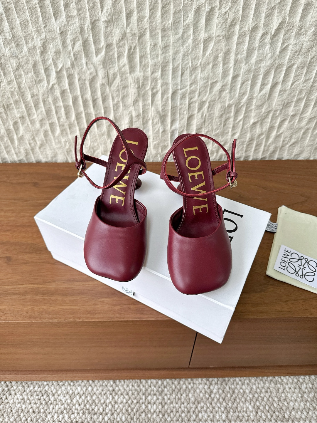 NO:562797,G611 Loewe 25ss new Toy ankle strap ballet flat shoes. As the most popular designer brand in the past two years, the design is simple, the details are clever, fresh and refined!  If you don’t want to hit the streets, you can check out this brand. It is relatively niche but is so easy to match with Instagram and Xiaohongshu. You can see this brand everywhere!  The upper is made of original imported cowhide, the lining is sheepskin, the heel height is 9.5cm, the outsole is original custom injection molded leather outsole, the size is 35-39 (40.41.42 custom-made, non-refundable), ballet shoes, loewe, loewe, flats, cowhide, sheepskin, Leather soles19860909G611 Loewe 罗意威 25ss新款 Toy 踝带 芭蕾舞 平底鞋 作为这两年最受欢迎的设计师牌,设计简单、细节巧妙、清新脱俗！ 不想满大街撞款的可以看看这个品牌,比较小众却又是那么好搭配 ins、小红书随处可见这个品牌的身影 ！ 鞋面采用原版进口牛皮 内里垫脚羊皮 跟高9.5cm 大底原版定制注塑真皮大底 码数35-39 (40.41.42订做不退换）,芭蕾舞鞋,loewe,loewe,flats,cowhide,sheepskin,Leather soles,Women's Shoes