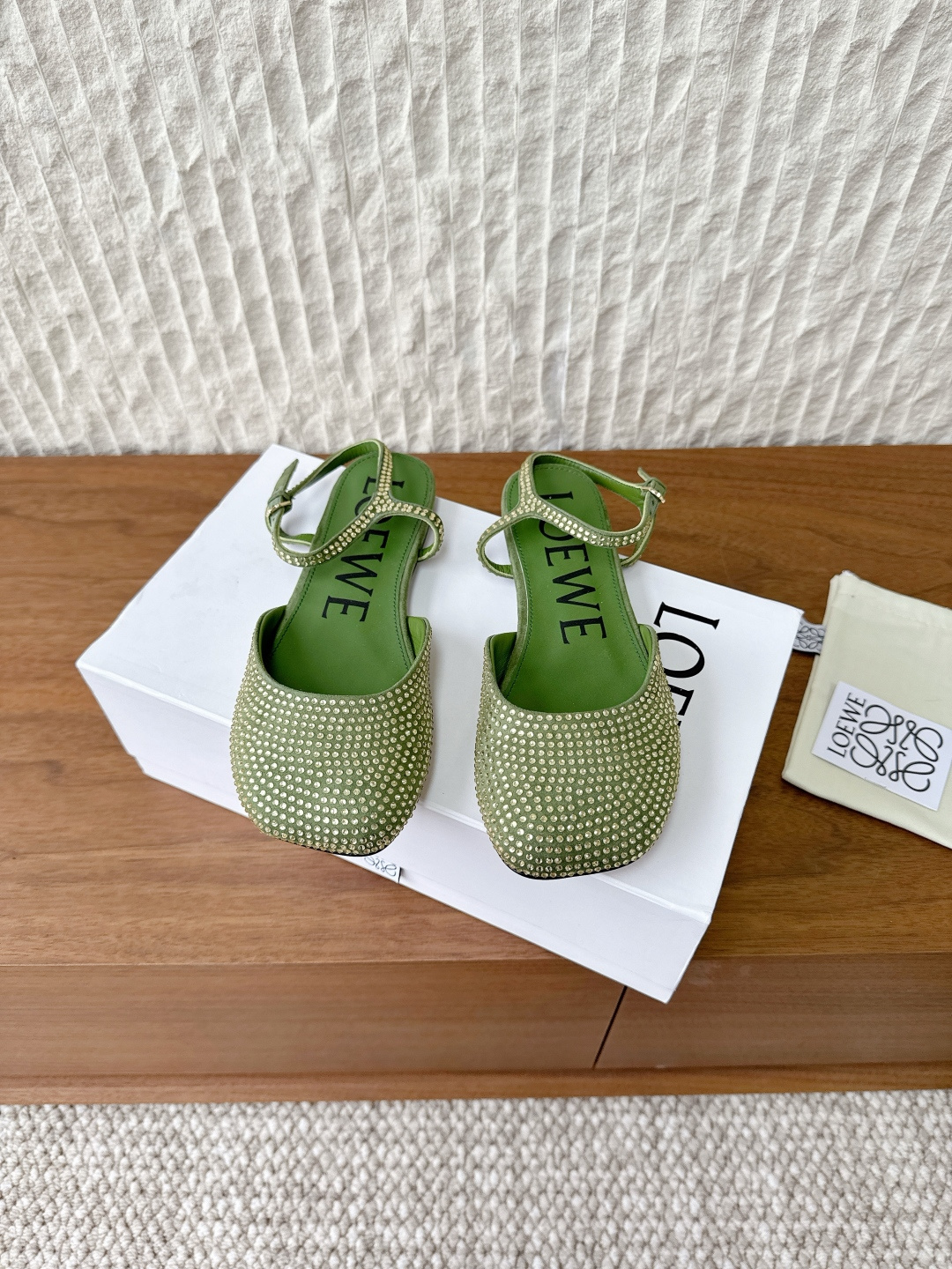 NO:562803,G611 Loewe 25ss new diamond surface Toy ankle strap ballet flat shoes As the most popular designer brand in the past two years, the design is simple, the details are clever, fresh and refined!  If you don’t want to hit the streets, you can check out this brand. It is relatively niche but is so easy to match with Instagram and Xiaohongshu. You can see this brand everywhere!  The upper is made of original imported rhinestones, the lining is sheepskin, and the outsole is original custom-made injection molded leather outsole. Size 35-39 (40.41.42 custom-made, non-returnable), ballet shoes, loewe, loewe, flats, sheepskin, Leather soles19860909G611 Loewe 罗意威 25ss新款钻面 Toy 踝带 芭蕾舞 平底鞋 作为这两年最受欢迎的设计师牌,设计简单、细节巧妙、清新脱俗！ 不想满大街撞款的可以看看这个品牌,比较小众却又是那么好搭配 ins、小红书随处可见这个品牌的身影 ！ 鞋面采用原版进口水钻 内里垫脚羊皮 大底原版定制注塑真皮大底 码数35-39 (40.41.42订做不退换）,芭蕾舞鞋,loewe,loewe,flats,sheepskin,Leather soles,Women's Shoes