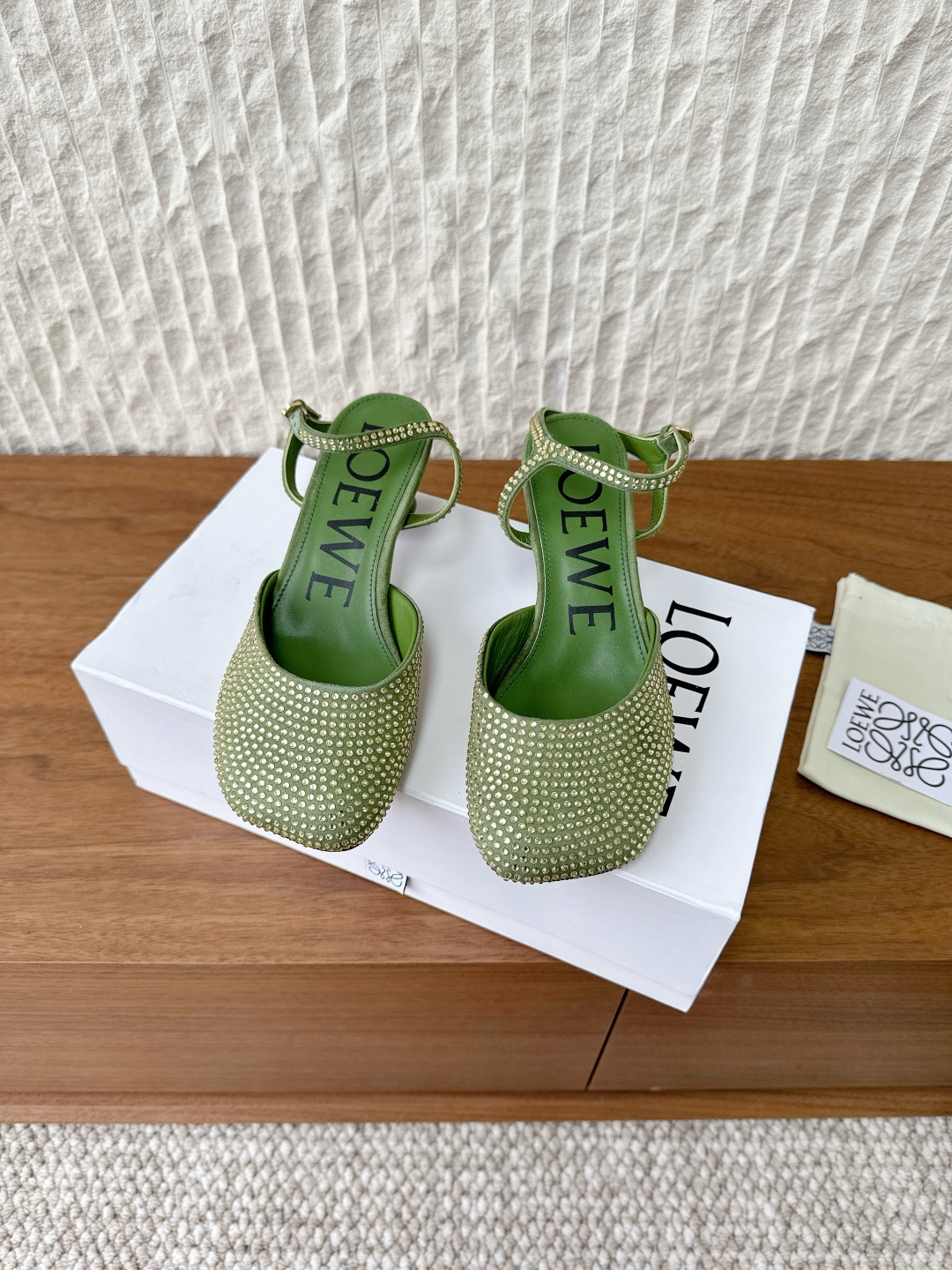 NO:562808,G611 Loewe 25ss new diamond surface Toy ankle strap ballet flat shoes As the most popular designer brand in the past two years, the design is simple, the details are clever, fresh and refined!  If you don’t want to hit the streets, you can check out this brand. It is relatively niche but is so easy to match with Instagram and Xiaohongshu. You can see this brand everywhere!  The upper is made of original imported rhinestones. The lining is sheepskin. The heel height is 5.5cm. The outsole is original custom-made injection molded leather outsole. The size is 35-39 (40.41.42 is custom-made and cannot be returned or exchanged). Ballet shoes, loewe, loewe, flats, sheepskin, Leather soles19860909G611 Loewe 罗意威 25ss新款钻面 Toy 踝带 芭蕾舞 平底鞋 作为这两年最受欢迎的设计师牌,设计简单、细节巧妙、清新脱俗！ 不想满大街撞款的可以看看这个品牌,比较小众却又是那么好搭配 ins、小红书随处可见这个品牌的身影 ！ 鞋面采用原版进口水钻 内里垫脚羊皮 跟高5.5cm 大底原版定制注塑真皮大底 码数35-39 (40.41.42订做不退换）,芭蕾舞鞋,loewe,loewe,flats,sheepskin,Leather soles,Women's Shoes