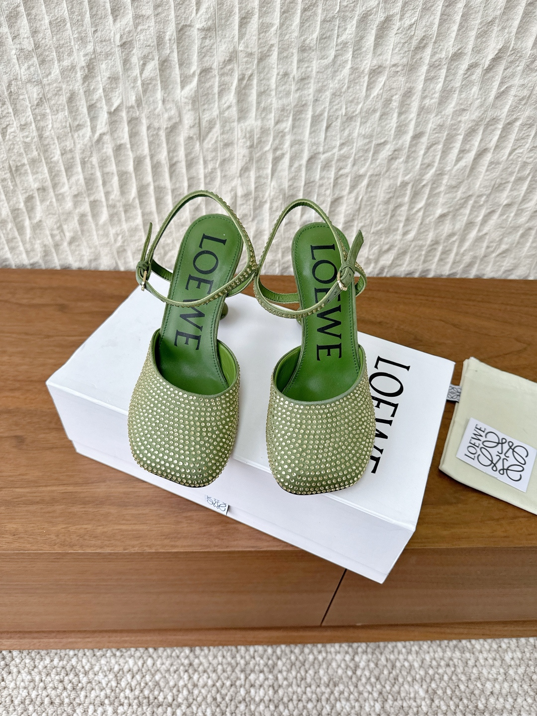 NO:562813,G611 Loewe 25ss new diamond surface Toy ankle strap ballet flat shoes As the most popular designer brand in the past two years, the design is simple, the details are clever, fresh and refined!  If you don’t want to hit the streets, you can check out this brand. It is relatively niche but is so easy to match with Instagram and Xiaohongshu. You can see this brand everywhere!  The upper is made of original imported rhinestones, the lining is sheepskin, the heel height is 9.5cm, the outsole is original custom injection-molded leather outsole, the size is 35-39 (40.41.42 is custom-made and non-returnable), ballet shoes, loewe, loewe, flats, sheepskin, Leather soles19860909G611 Loewe 罗意威 25ss新款钻面 Toy 踝带 芭蕾舞 平底鞋 作为这两年最受欢迎的设计师牌,设计简单、细节巧妙、清新脱俗！ 不想满大街撞款的可以看看这个品牌,比较小众却又是那么好搭配 ins、小红书随处可见这个品牌的身影 ！ 鞋面采用原版进口水钻 内里垫脚羊皮 跟高9.5cm 大底原版定制注塑真皮大底 码数35-39 (40.41.42订做不退换）,芭蕾舞鞋,loewe,loewe,flats,sheepskin,Leather soles,Women's Shoes