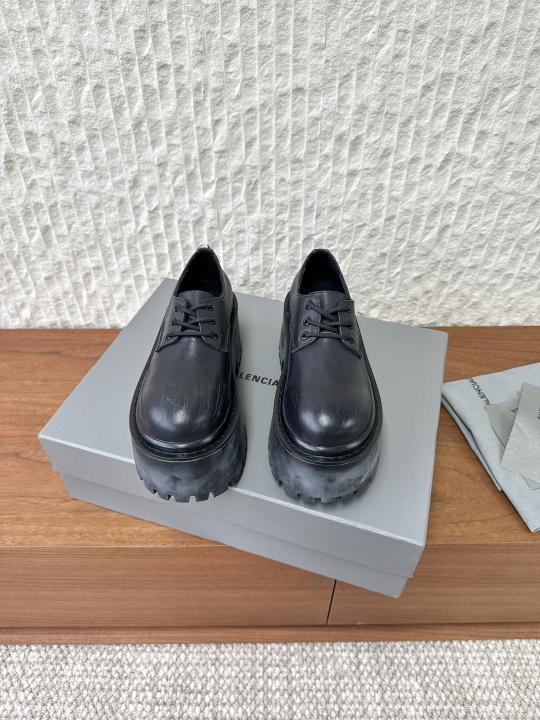 NO:562807,Balenciaga Balenciaga 25ss autumn and winter new style lace-up thick-soled shoes retro-colored and distressed platform thick soles!  It looks tough, but is comfortable on the feet. It has a handsome personality without losing comfort, and the color is used to make it old and retro!  The craftsmanship designed outsole will not conflict with the style and will definitely make you look cool and handsome!  Classic and versatile!  The fabric is made of original imported first-layer calfskin, the inner foot pad is water-dyed cowhide, the heel height is 6.5cm, the sole is original customized rubber outsole, Size35-40 (40.41 custom-made, non-returnable), loafers, balenciaga, balenciaga, loafers, cowhide19860909Balenciaga 巴黎世家 25ss秋冬新款 系带 厚底 单鞋 复古擦色做旧松糕厚底！ 看着硬朗 但上脚舒适 个性帅气的的同时 不失舒适感擦色做旧复古！ 工艺设计大底 不会撞款的 绝对吹爆酷帅酷帅的款！经典百搭！ 面料采用原版进口头层小牛皮 内里垫脚水染牛皮  跟高6.5cm 鞋底原版定制橡胶大底 Size35-40（40.41定做不退换）,乐福鞋,balenciaga,balenciaga,loafers,cowhide,Women's Shoes