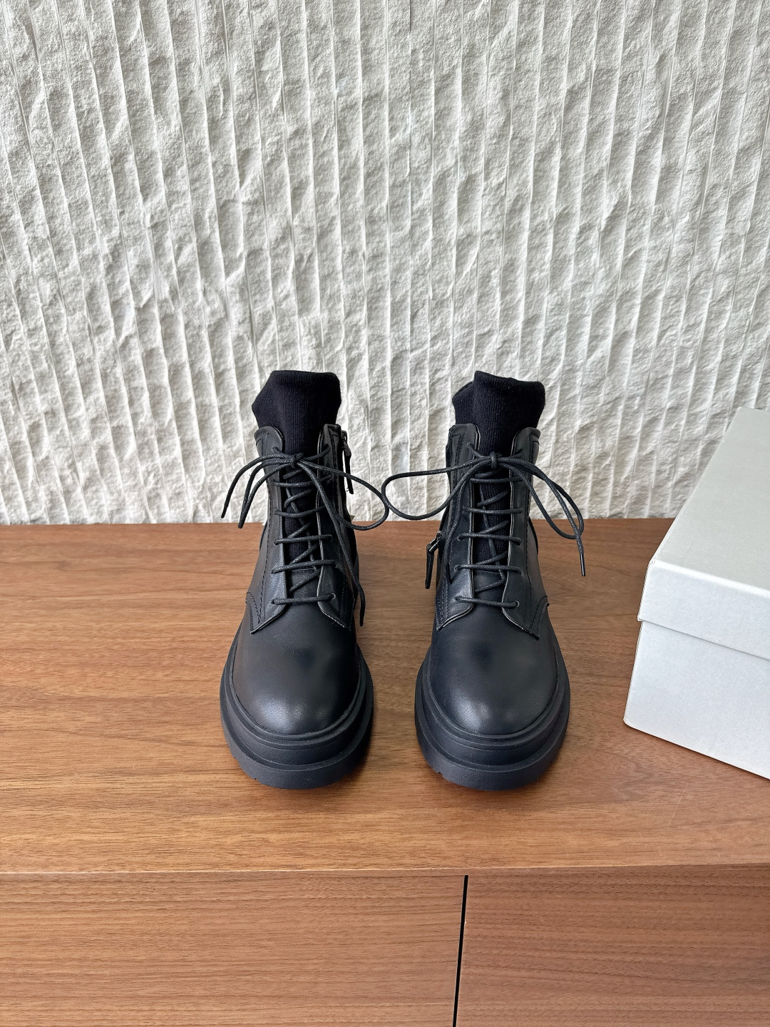 NO:562824,G298 Brunello Cucineli 25ss new autumn and winter style, thick sole, lace-up Martin boots, short boots, handsome and comfortable on the feet. You must have a pair of BC boots in autumn and winter. BC brand shoe design. The style is mainly beige and gray tones. It is very low-key and luxurious, full of high-end. It is a pronoun of niche and taste. The upper is made of original imported suede/cowhide. The inner lining is sheepskin. The sole is original customized rubber outsole. Size: 35-39  (40.41.42 Customized items are non-refundable), boots, brunello cucinelli, chanel, boots, cowhide, sheepskin, chamois leather19860909G298 Brunello Cucineli 25ss秋冬新款 厚底 系带 马丁靴 短靴 上脚帅气舒适 秋冬一定要有一双Bc的战靴 BC家的品牌鞋子设计 风格主要以米色 灰色 色调为主,非常低调奢华,高级感满满 小众有品位的代词 鞋面采用原版进口麂皮/牛皮 内里垫脚羊皮 鞋底原版定制橡胶大底 码数35-39 (40.41.42定做不退换）,靴子,brunello cucinelli,chanel,boots,cowhide,sheepskin,chamois leather,Women's Shoes