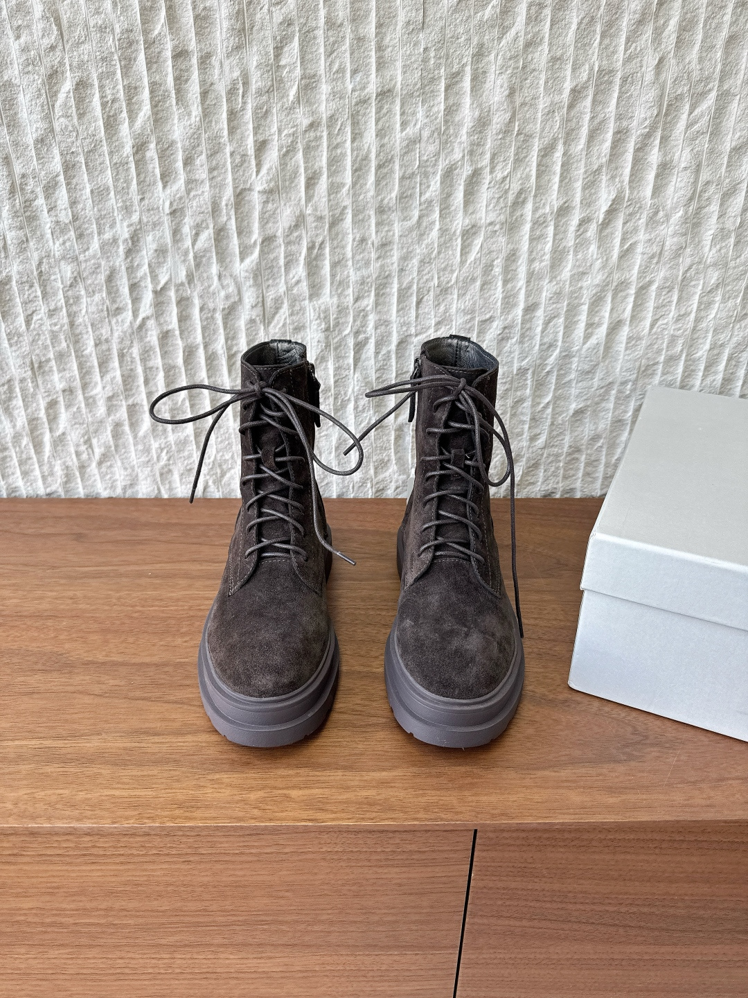 NO:562829,G298 Brunello Cucineli 25ss new autumn and winter style, thick sole, lace-up Martin boots, short boots, handsome and comfortable on the feet. You must have a pair of BC boots in autumn and winter. BC brand shoe design. The style is mainly beige and gray tones, very low-key and luxurious, full of high-end sense. It is a pronoun of niche and taste. The upper is made of original imported suede. The inner lining is sheepskin. The sole is original customized rubber outsole. The size is 35-39.  (40.41.42 Customized items are non-refundable), boots, brunello cucinelli, chanel, boots, sheepskin, chamois leather19860909G298 Brunello Cucineli 25ss秋冬新款 厚底 系带 马丁靴 短靴 上脚帅气舒适 秋冬一定要有一双Bc的战靴 BC家的品牌鞋子设计 风格主要以米色 灰色 色调为主,非常低调奢华,高级感满满 小众有品位的代词 鞋面采用原版进口麂皮 内里垫脚羊皮 鞋底原版定制橡胶大底 码数35-39 (40.41.42定做不退换）,靴子,brunello cucinelli,chanel,boots,sheepskin,chamois leather,Women's Shoes
