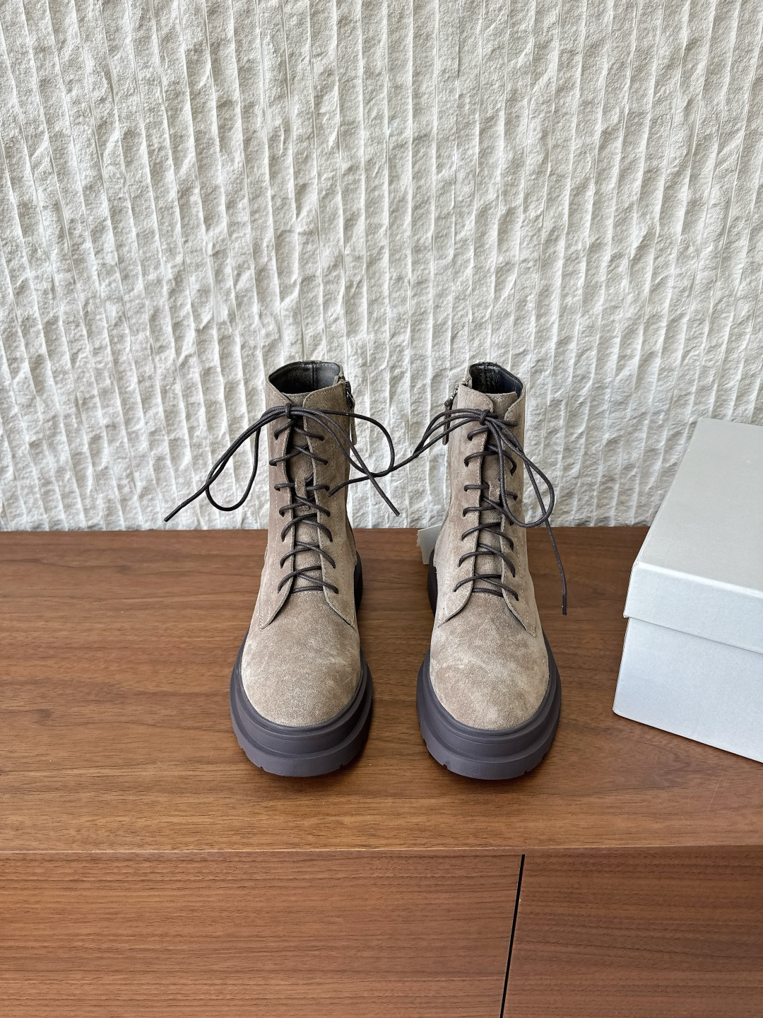 NO:562834,G298 Brunello Cucineli 25ss new autumn and winter style, thick sole, lace-up Martin boots, short boots, handsome and comfortable on the feet. You must have a pair of BC boots in autumn and winter. BC brand shoe design. The style is mainly beige and gray tones. It is very low-key and luxurious, full of high-end. It is a pronoun of niche and taste. The upper is made of original imported suede/cowhide. The inner lining is sheepskin. The sole is original customized rubber outsole. Size: 35-39  (40.41.42 Customized items are non-refundable), boots, brunello cucinelli, chanel, boots, cowhide, sheepskin, chamois leather19860909G298 Brunello Cucineli 25ss秋冬新款 厚底 系带 马丁靴 短靴 上脚帅气舒适 秋冬一定要有一双Bc的战靴 BC家的品牌鞋子设计 风格主要以米色 灰色 色调为主,非常低调奢华,高级感满满 小众有品位的代词 鞋面采用原版进口麂皮/牛皮 内里垫脚羊皮 鞋底原版定制橡胶大底 码数35-39 (40.41.42定做不退换）,靴子,brunello cucinelli,chanel,boots,cowhide,sheepskin,chamois leather,Women's Shoes