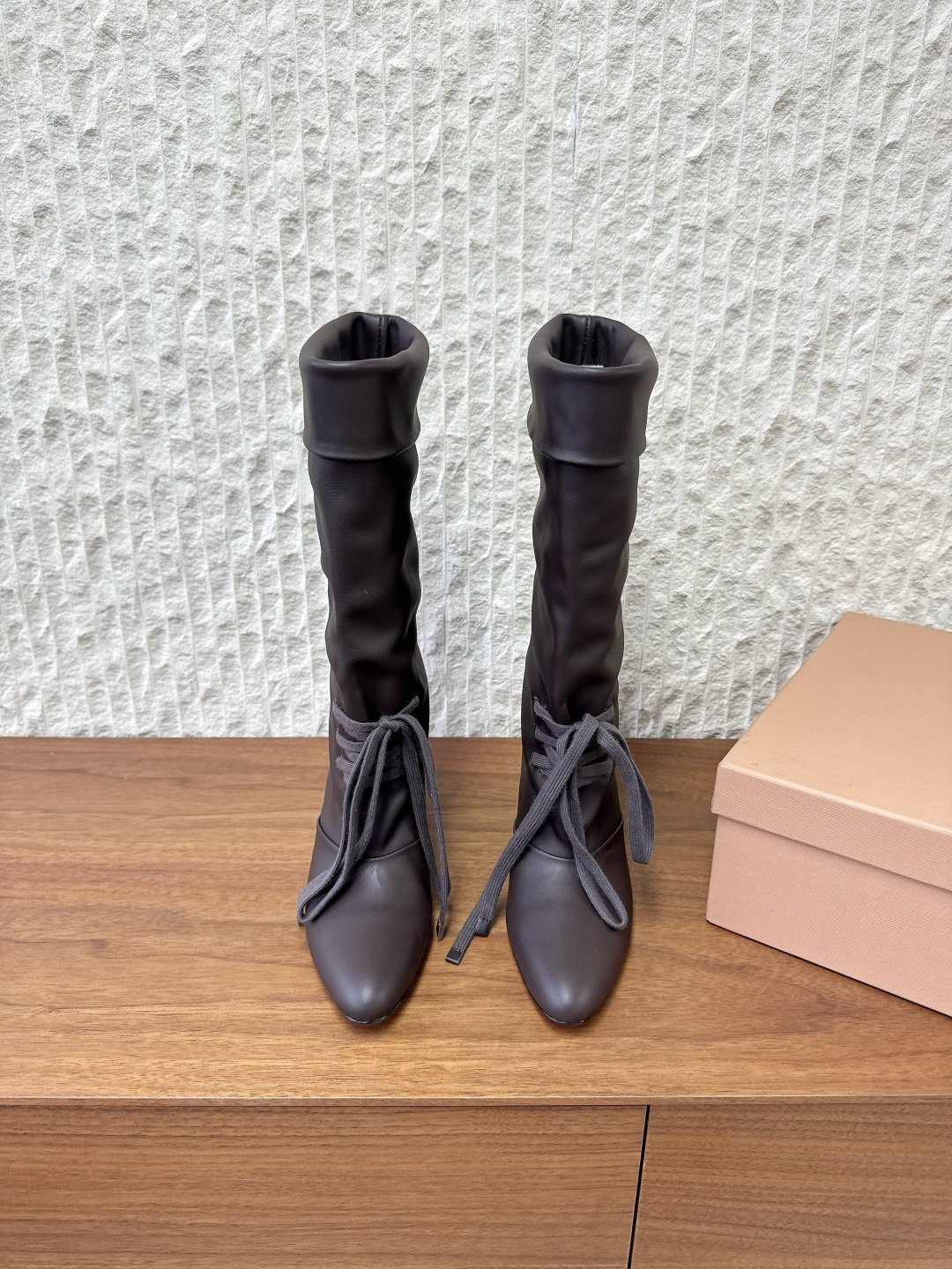 NO:562812,G199 LONDON FLAT niche trendy brand 25ss autumn and winter new style cat heel pile boots long boots Who knows!  !  Boots are a big trend this year. The pleated design breaks the stereotype of boots. The soft leather has a sense of relaxation. Wear it with wide-leg pants or short skirts, and you will look like you are in a fashion pictorial. As boots are popular, this pair must be locked in. The upper is made of original imported calfskin. The lining is water-dyed cowhide. The heel height is 5.5cm. The sole is original and customized Italian genuine leather outsole.  Size 35-39 (customized, non-returnable), boots, boots, skirts, cowhide, Leather soles19860909G199 LONDON FLAT 小众潮牌 25ss秋冬新款 猫跟 堆堆靴 长靴 谁懂啊！！今年长靴风刮得超大, 褶皱设计打破长靴刻板印象, 软乎乎皮质自带松弛感, 穿它配阔腿裤、短裙, 随手一拍都是时尚画报既视感 长靴流行大势里,这双必须锁死 鞋面采用原版进口小牛皮 内里垫脚水染牛皮 跟高5.5cm 鞋底原版定制意大利真皮大底 码数35-39（定做不退换）,靴子,boots,skirts,cowhide,Leather soles,Women's Shoes