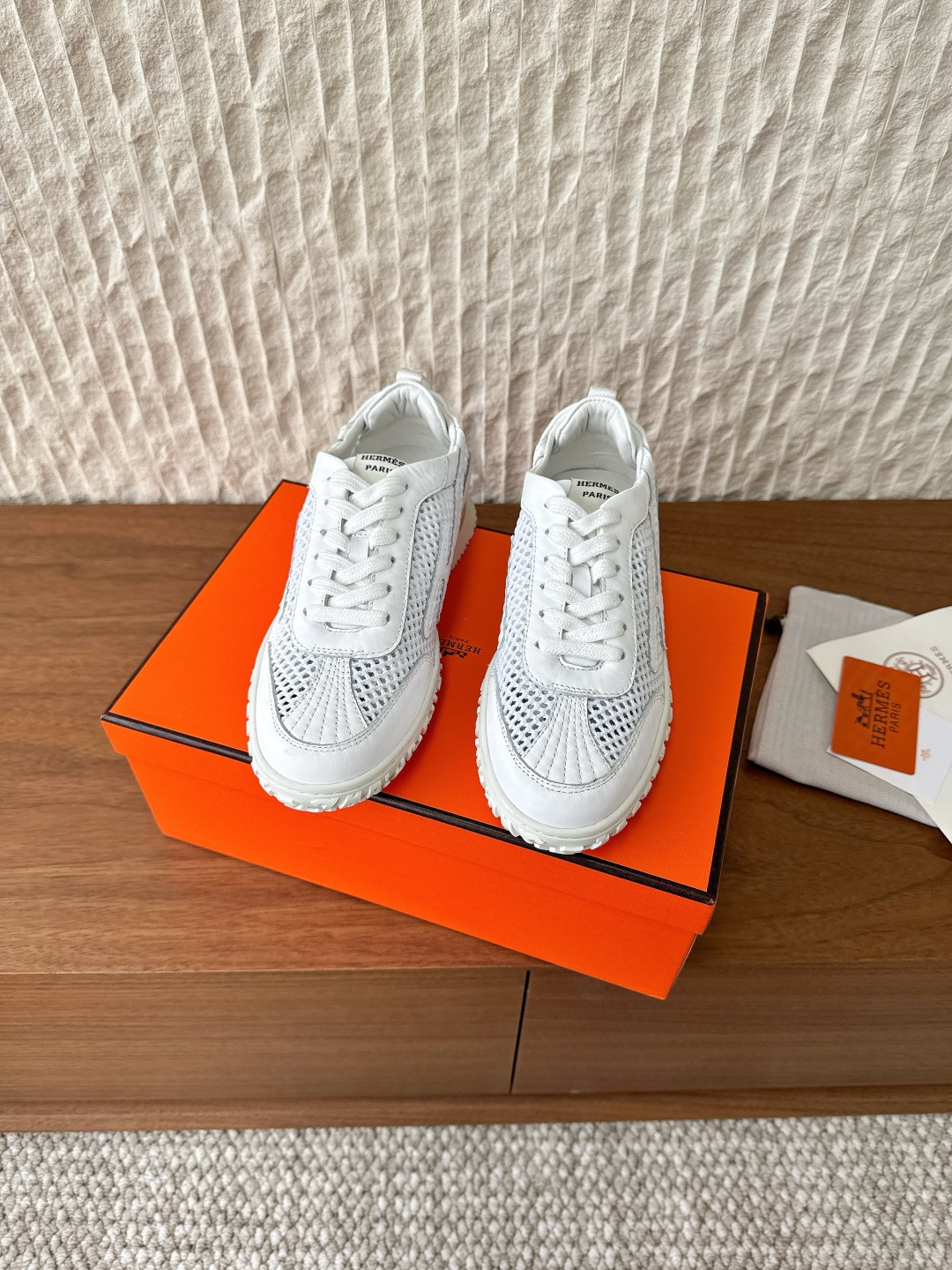 NO:562817,G652 (men's code) Hermes Hermes 25ss new Jet series couple model casual sports shoes moral training shoes original purchase and development production perforated soft suede goatskin sports shoes, equipped with soles, decorated with classic Medor rivets 'H' details to create an avant-garde retro style. Delivered in exquisite packaging. The fabric is made of original imported cow suede/breathable mesh. The inner lining is sheepskin. The sole is original customized rubber anti-slip TPU outsole.  Size35-44 (women's size 40.41, men's size 45, custom-made and non-returnable), casual shoes/sports shoes, hermes, hermes, sneakers, sheepskin, chamois leather19860909G652（男码）Hermes 爱马仕 25ss新款 Jet系列 情侣款 休闲 运动鞋 德训鞋 原版购入开发 做货 镂孔柔软麂皮山羊皮运动鞋,配有鞋底,饰有经典Medor铆钉 “H”细节 打造前卫复古造型 配送精美包装 面料采用原版进口牛反绒/透气网 内里垫脚羊皮 鞋底原版定制橡胶防滑TPU大底 Size35-44（女码40.41,男码45定做不退换）,休闲鞋/运动鞋,hermes,hermes,sneakers,sheepskin,chamois leather,Women's Shoes